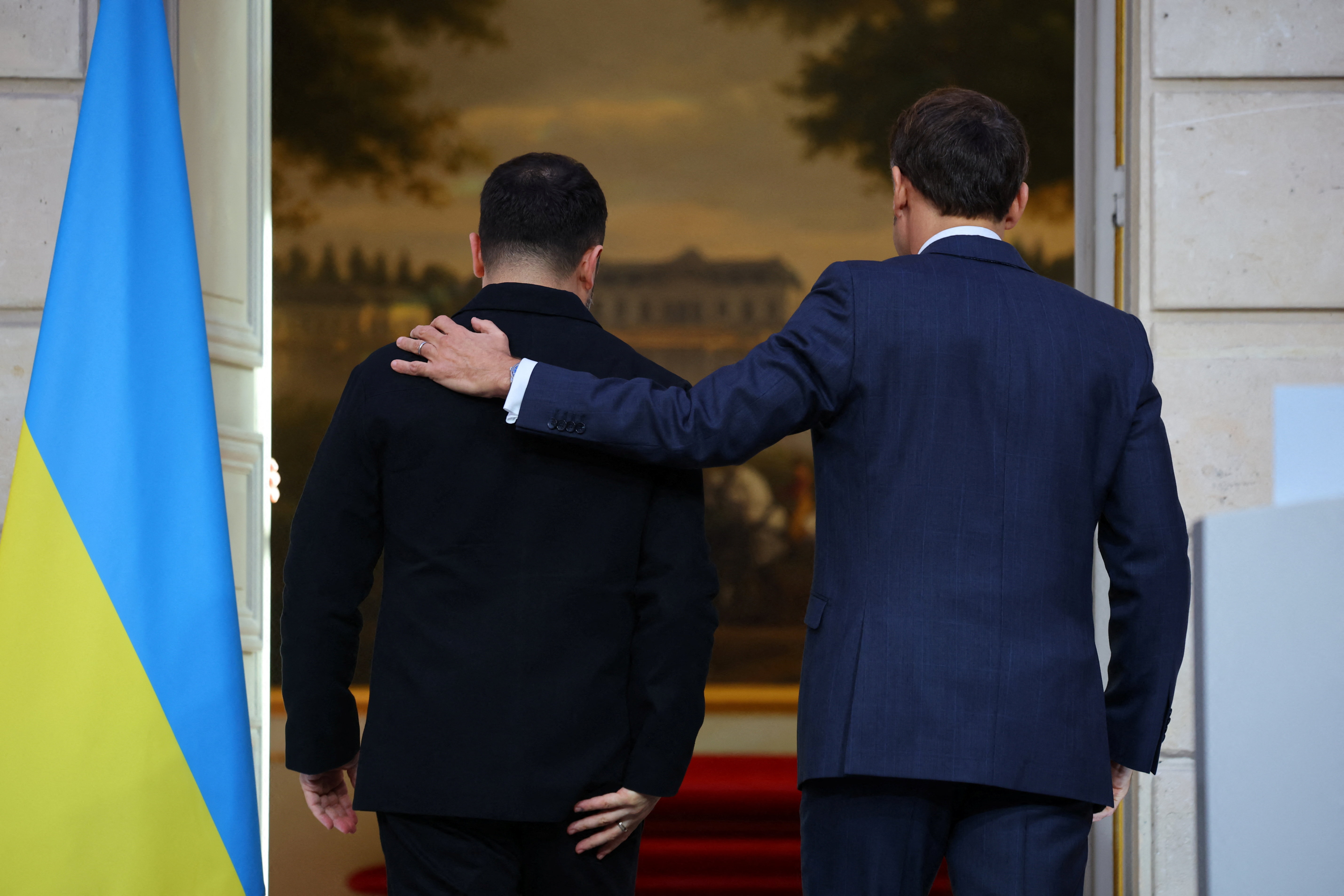 Ukrainian President Volodymyr Zelenskiy and French President Emmanuel Macron leave after a joint press conference at the Elysee Palace in Paris, France, November 17, 2025. REUTERS/Sarah Meyssonnier/Pool