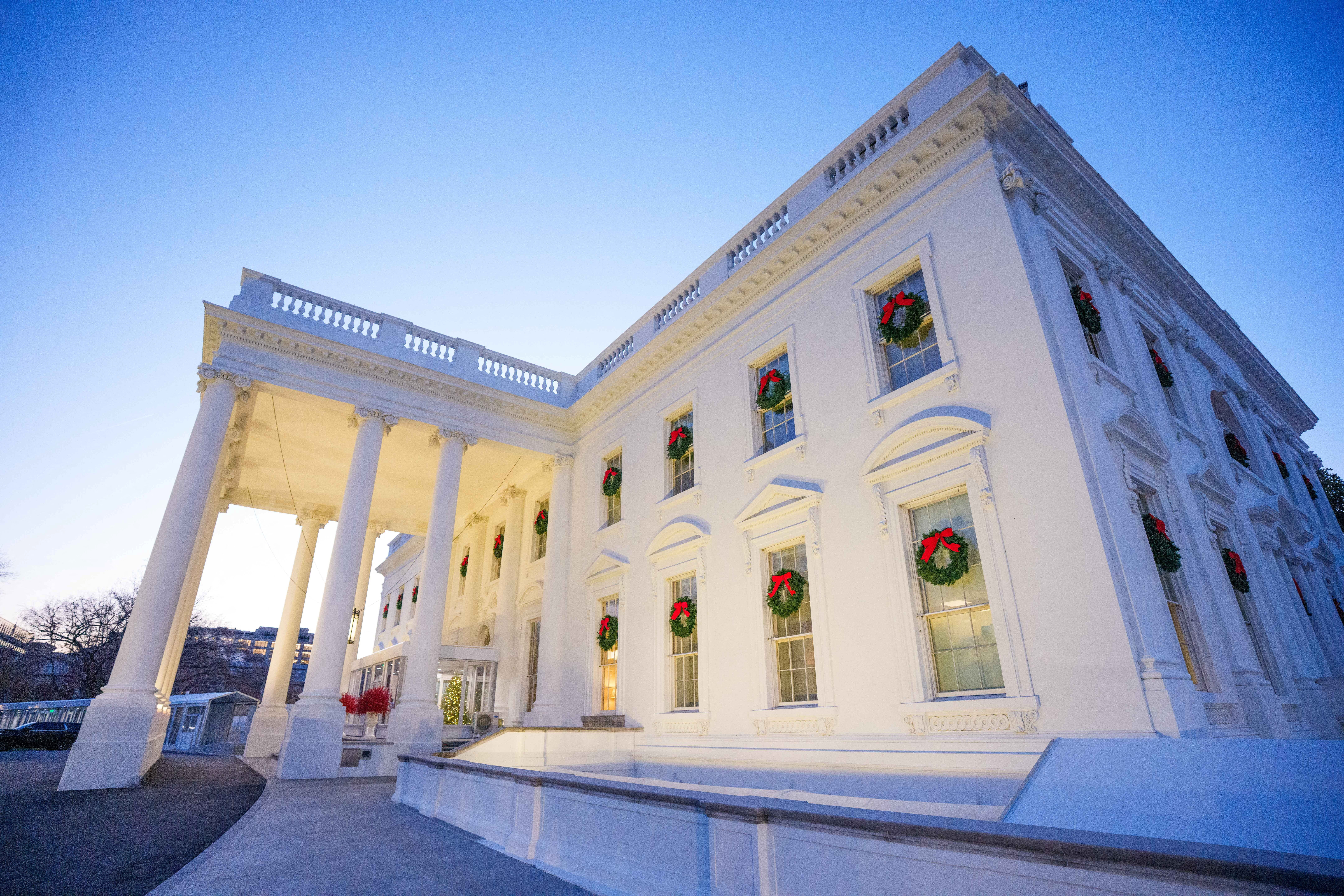božićni ukrasi -bijela kuća