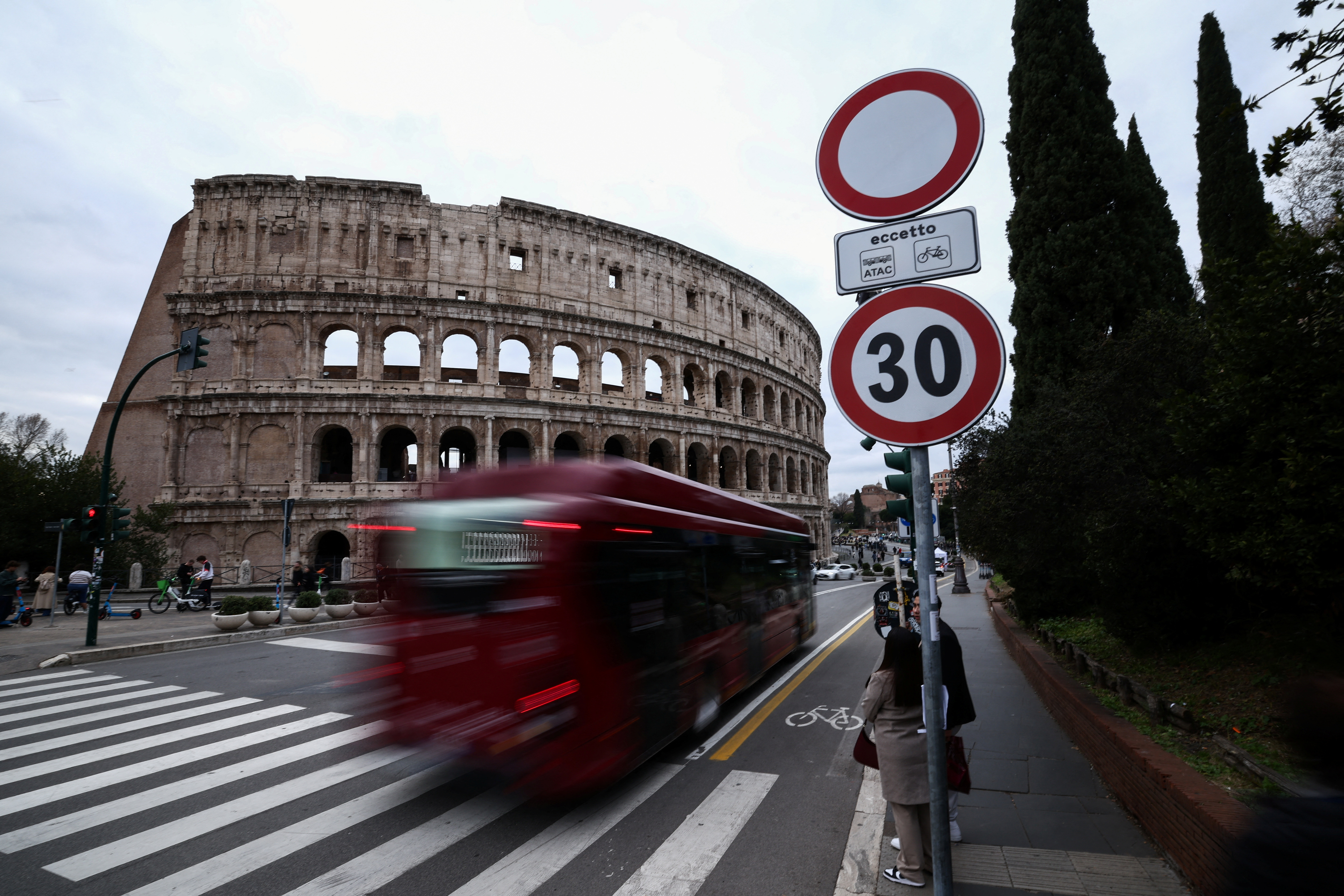 A bus drives past a 30km/h speed limit sign near the Colosseum the day before the speed limit in Rome's historic city centre is reduced to 30 km/h in Rome, Italy, January 14, 2026. REUTERS/Guglielmo Mangiapane