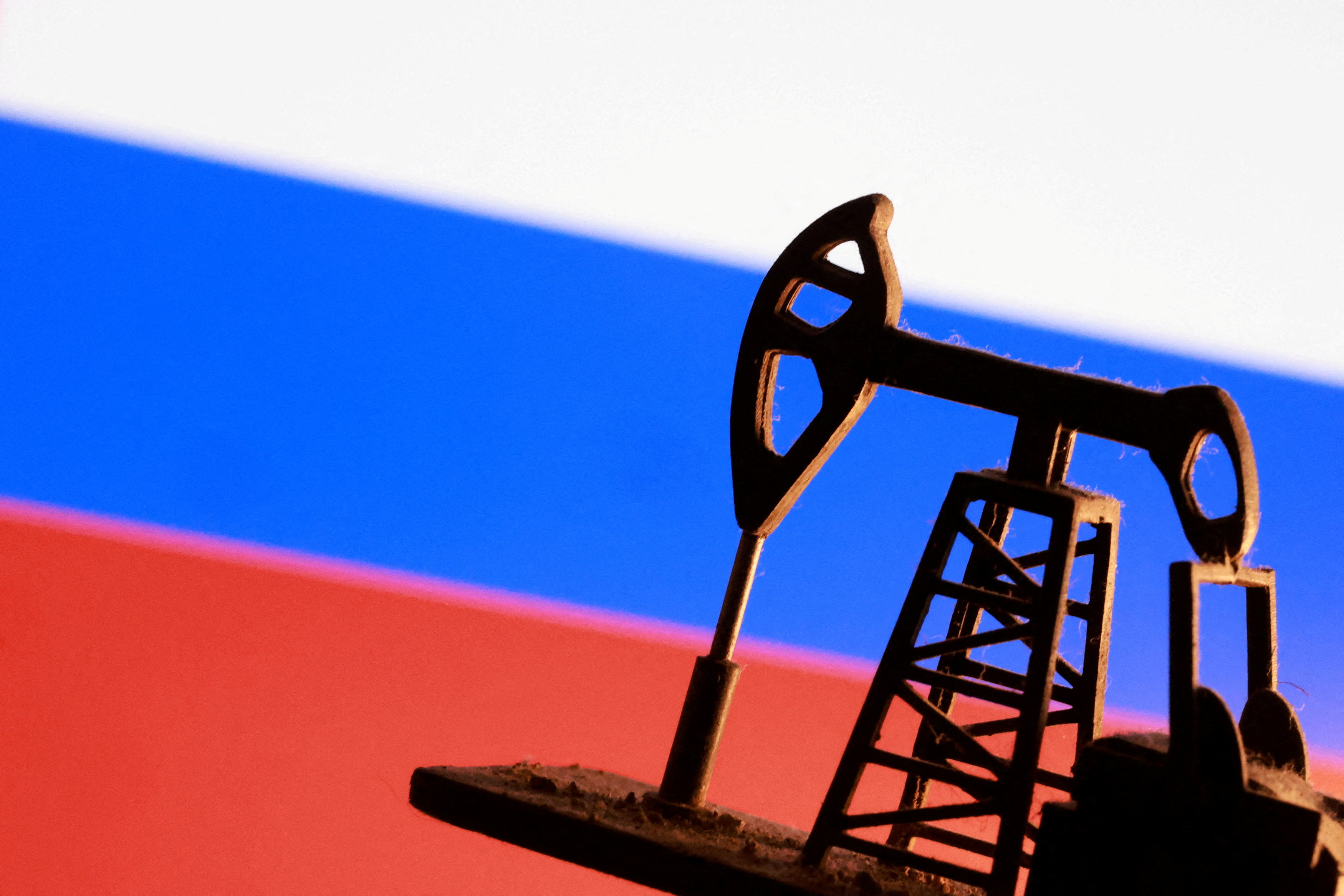 FILE PHOTO: A model of an oil pump is seen in front of a Russian flag in this illustration taken January 9, 2026. REUTERS/Dado Ruvic/Illustration/File Photo
