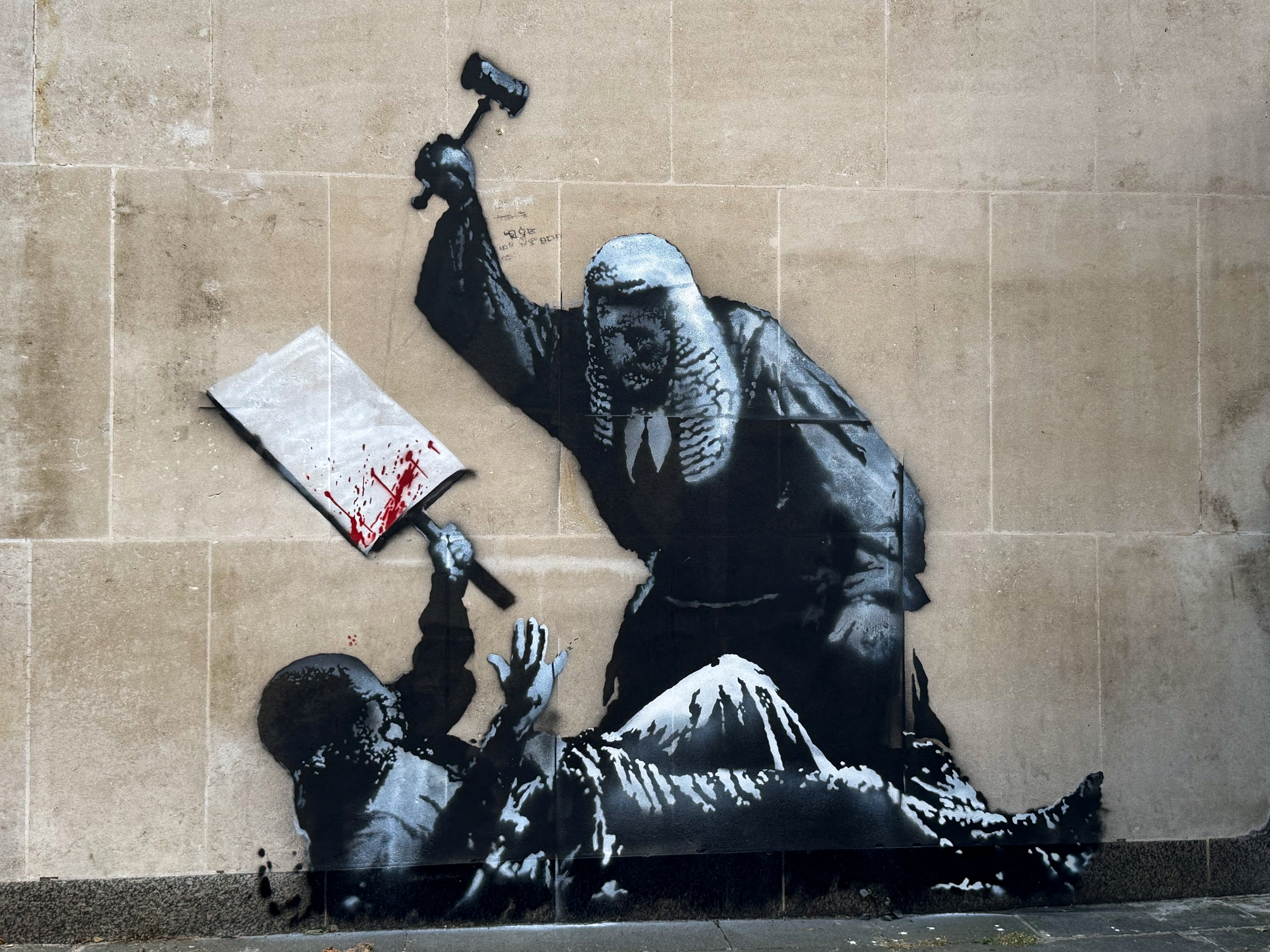FILE PHOTO: A view of the new mural by anonymous artist Banksy on the Royal Courts of Justice in London, Britain, September 8, 2025. REUTERS/Simon Gardner