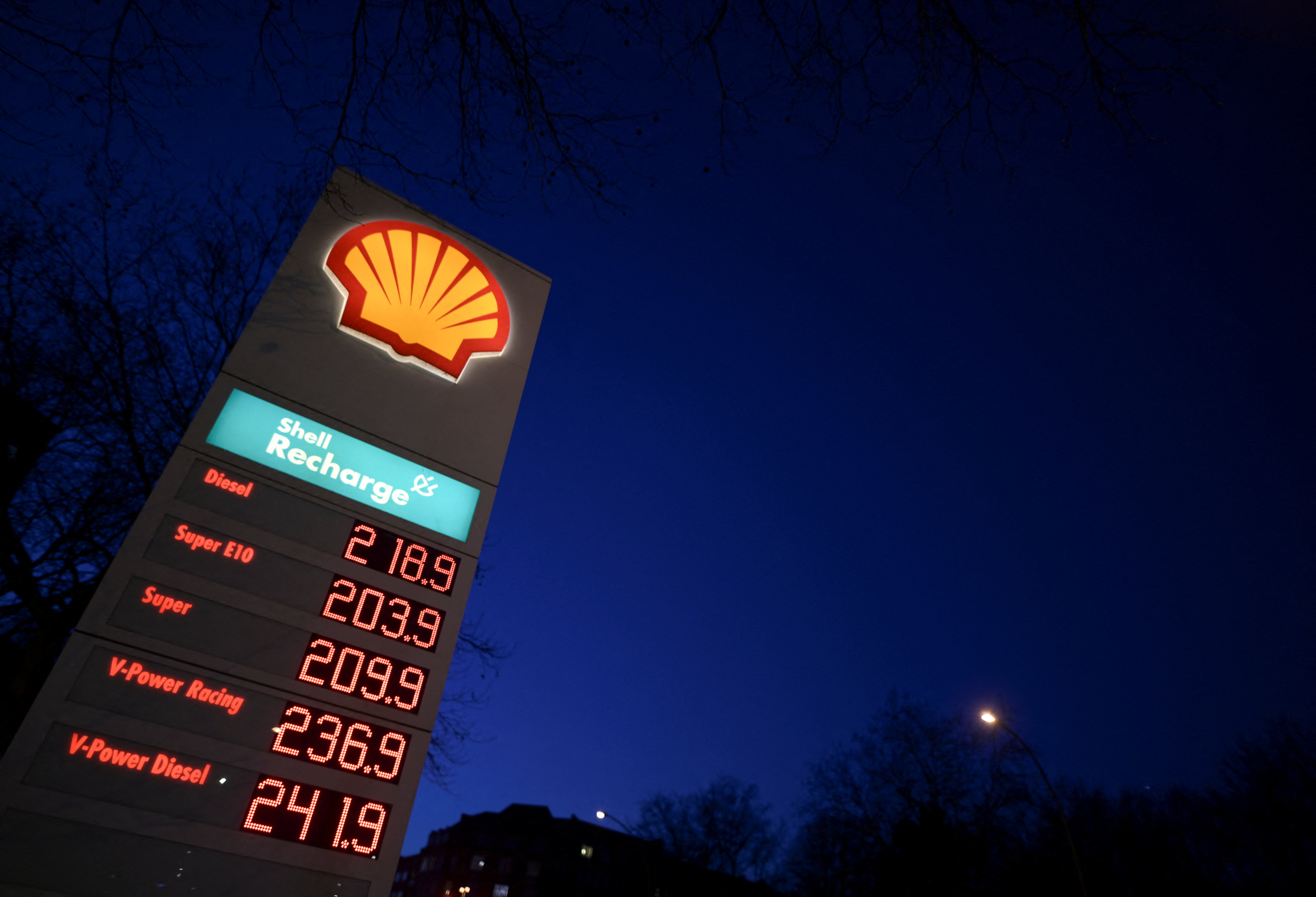 A display board shows the current prices of fuel and diesel at a gas station of the company Shell, amid the U.S.-Israeli conflict with Iran, in Hamburg, Germany March 18, 2026. REUTERS/Fabian Bimmer