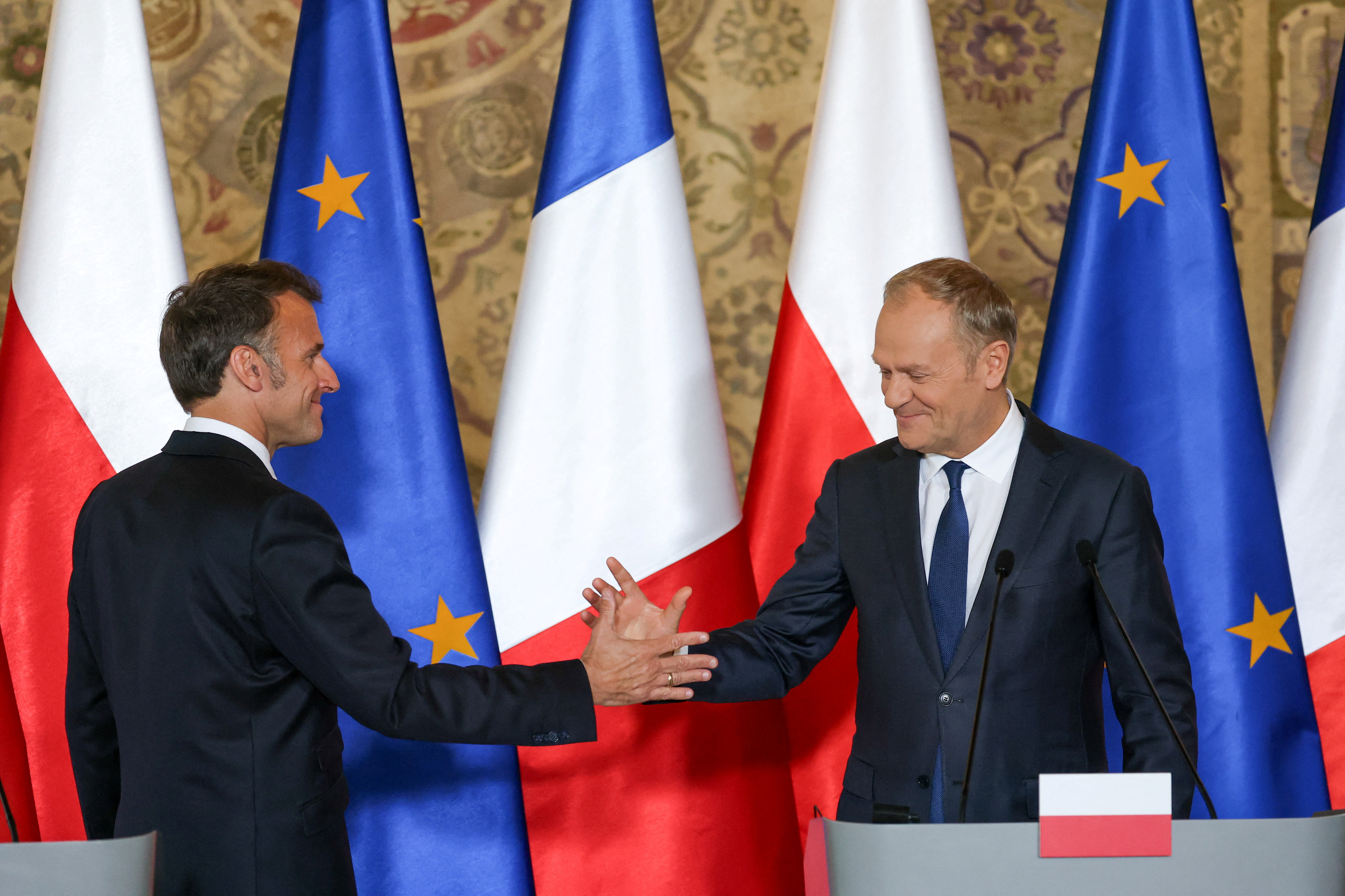 French President Emmanuel Macron and Polish Prime Minister Donald Tusk shake hands as they attend a joint press conference in Gdansk, Poland, April 20, 2026. REUTERS/Kacper Pempel
