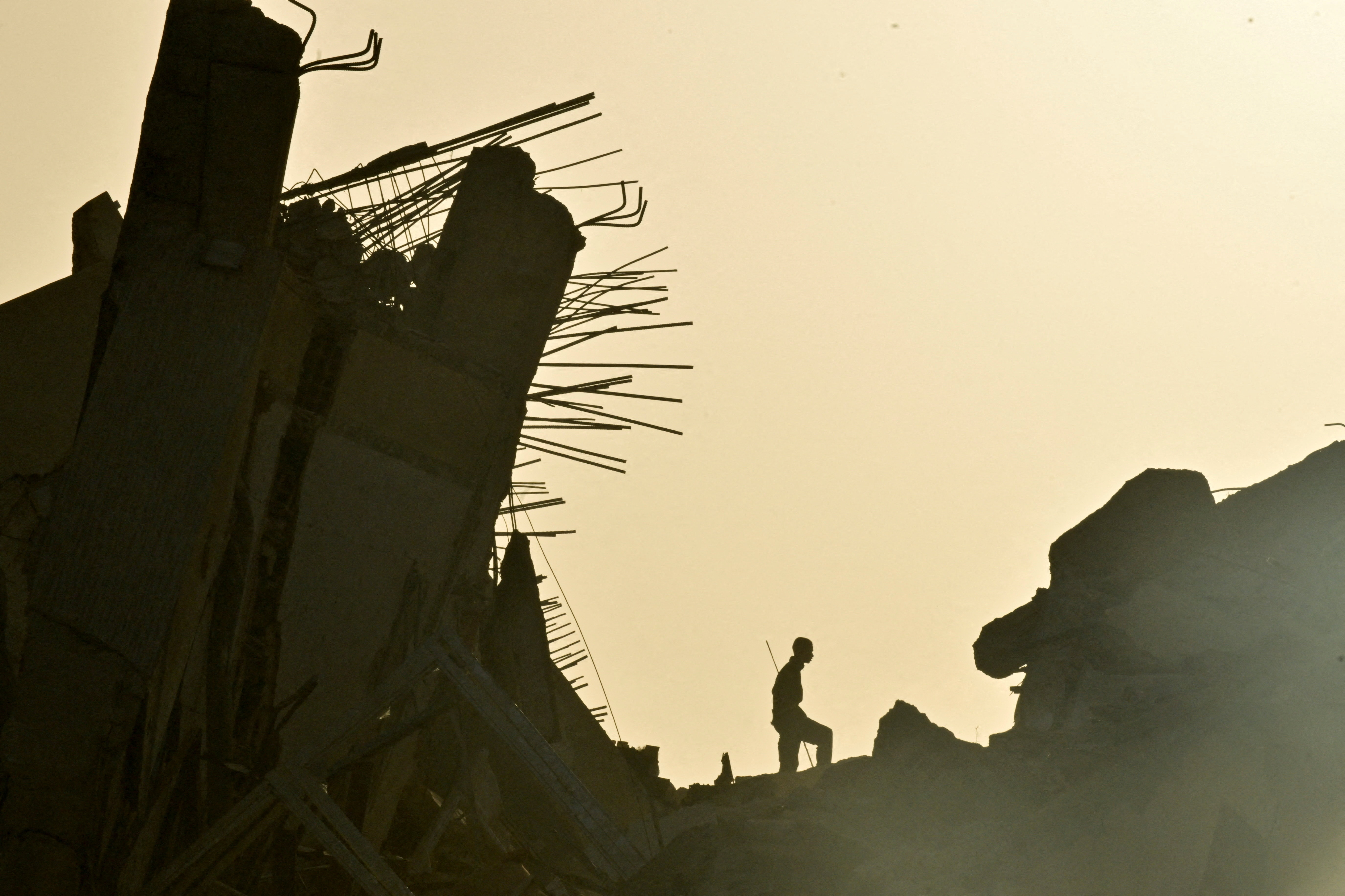 A person amidst the remains of a damaged building, in the aftermath of earthquakes in La Guaira, Venezuela, June 25, 2026. REUTERS/Maxwell Briceno     TPX IMAGES OF THE DAY