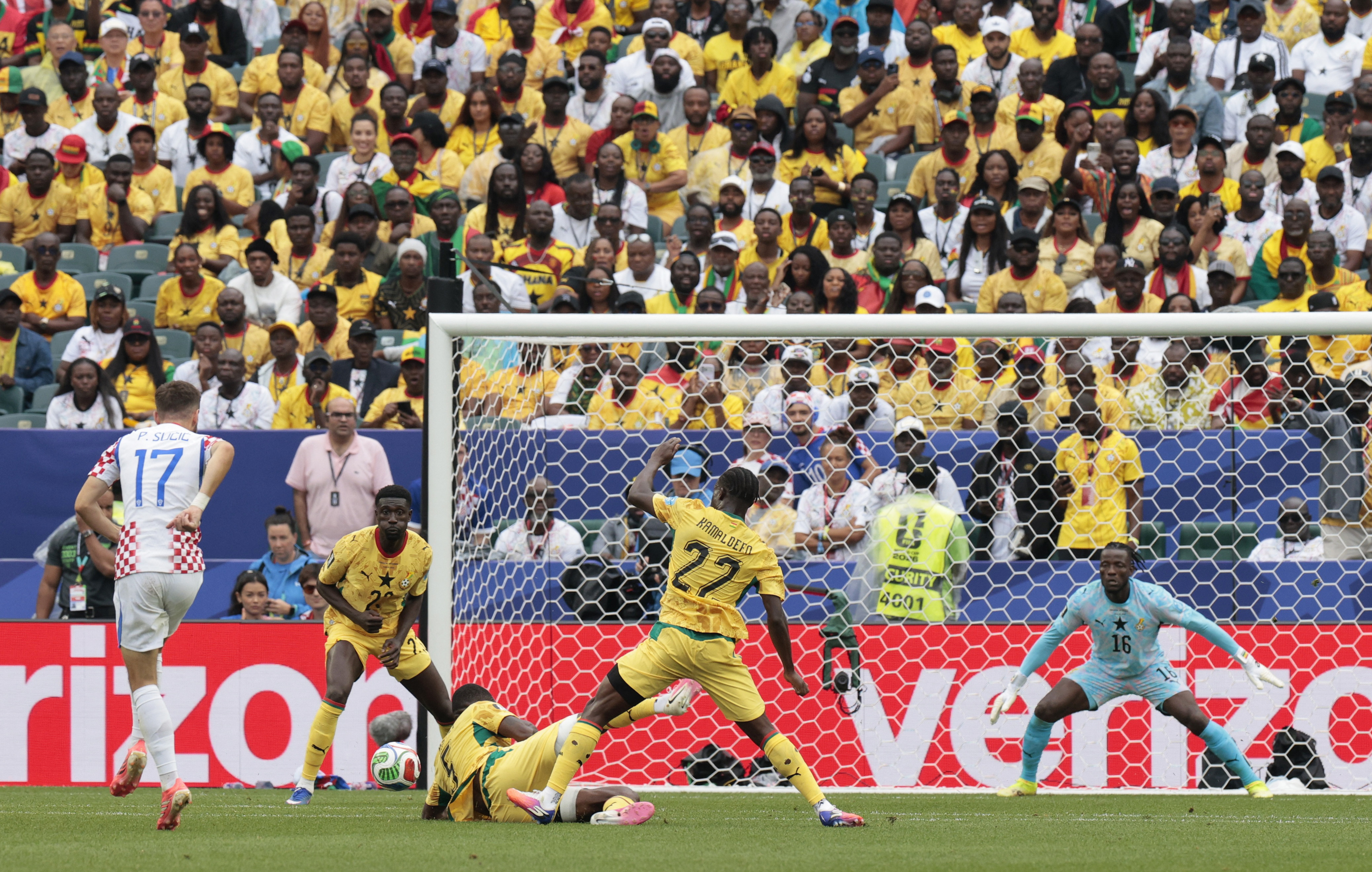 Soccer Football - FIFA World Cup 2026 - Group L - Croatia v Ghana - Philadelphia Stadium, Philadelphia, Pennsylvania, U.S. - June 27, 2026 Croatia's Petar Sucic scores their first goal past Ghana's Benjamin Asare REUTERS/Brian Snyder