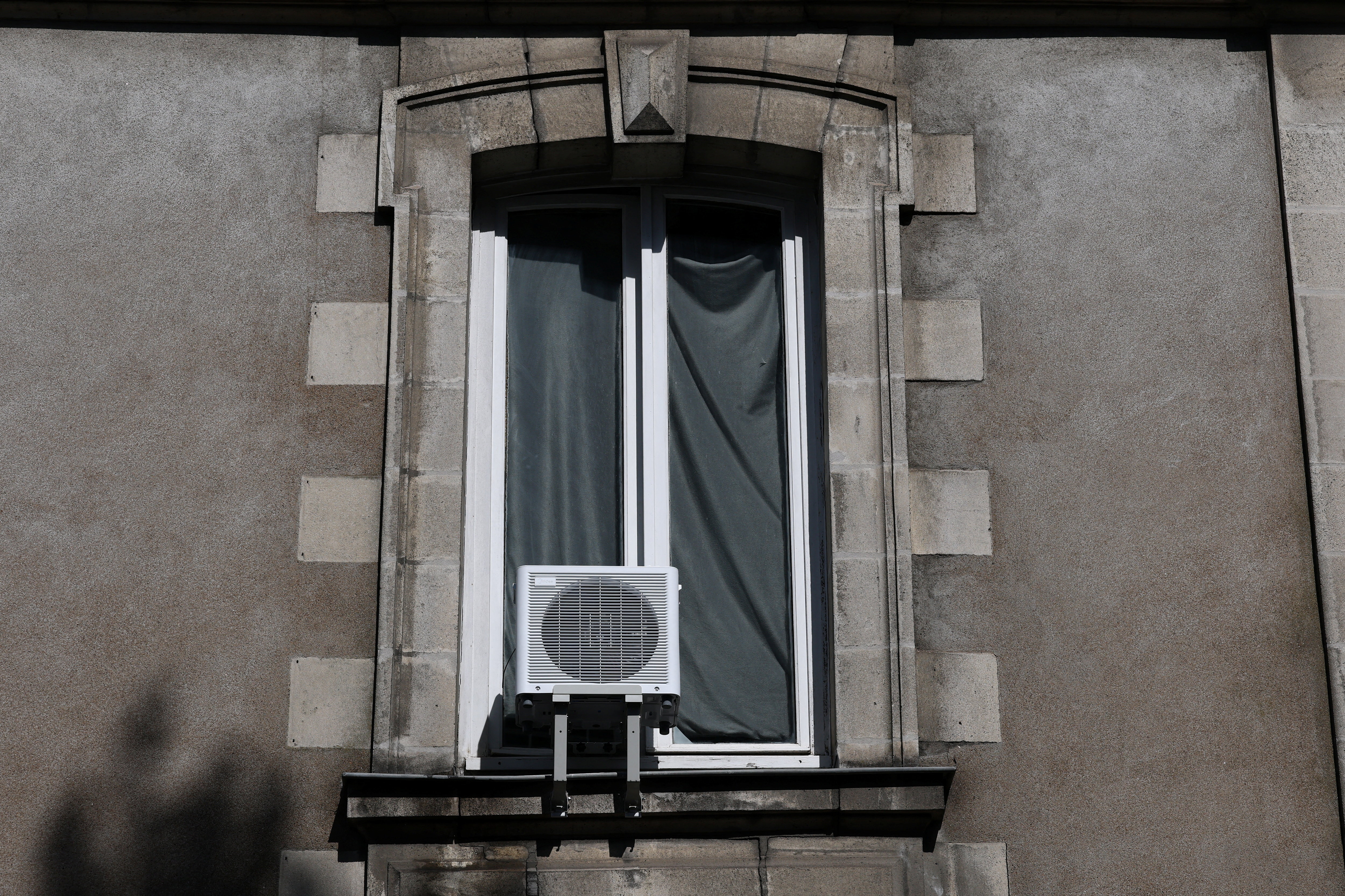2026-06-25T092140Z_138538331_RC2W0MAEK5MB_RTRMADP_3_EUROPE-WEATHER-FRANCE-HEAT