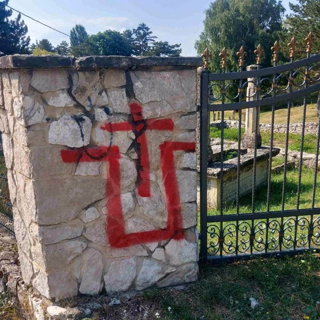 Sramota u Livnu: Ustaški simboli osvanuli na muslimanskom groblju i drugih osam lokacija