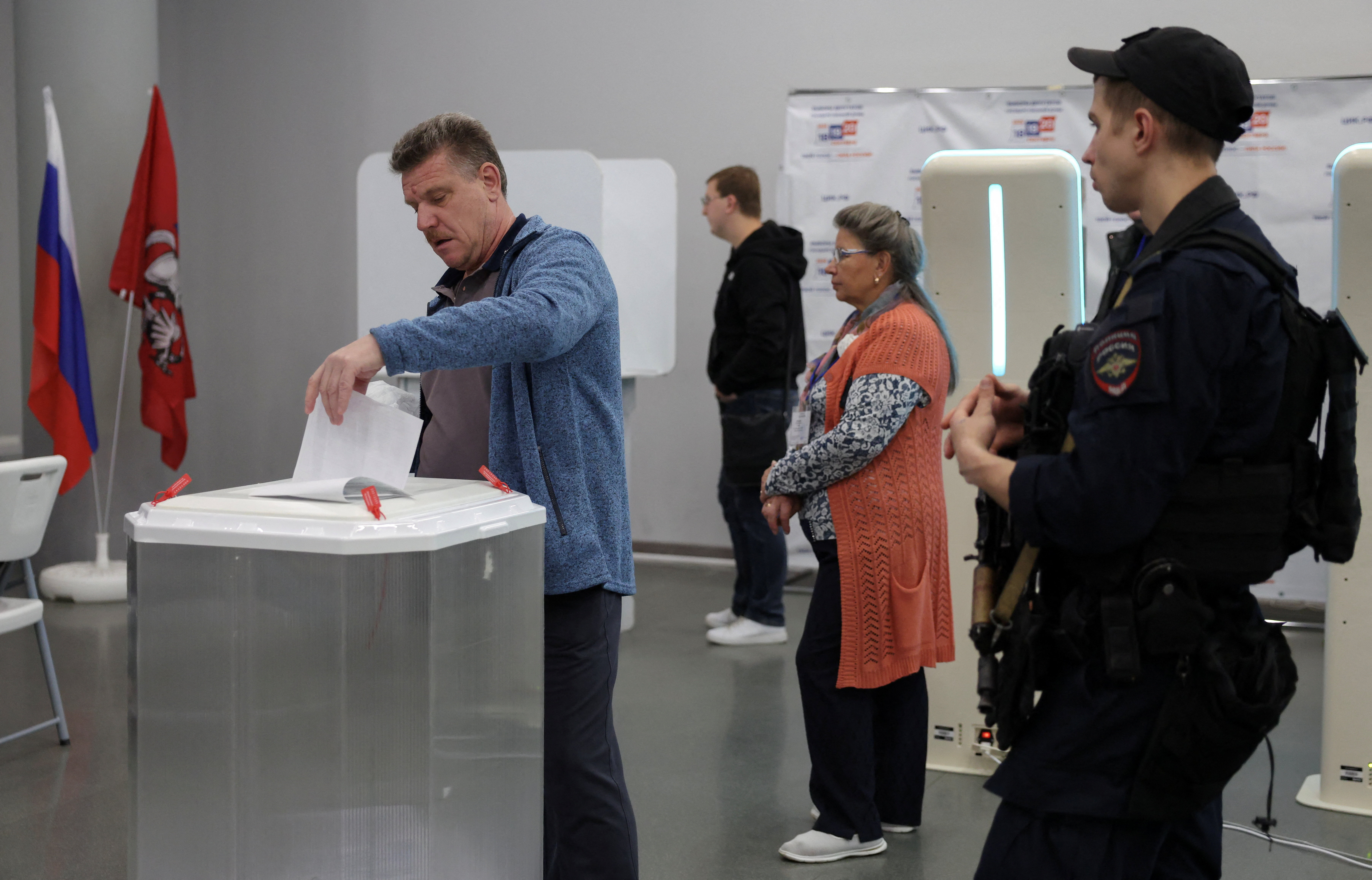 A voter casts his ballot at a polling station on the final day of Russia's three-day parliamentary election in Moscow, Russia, September 20, 2026. REUTERS/Ramil Sitdikov