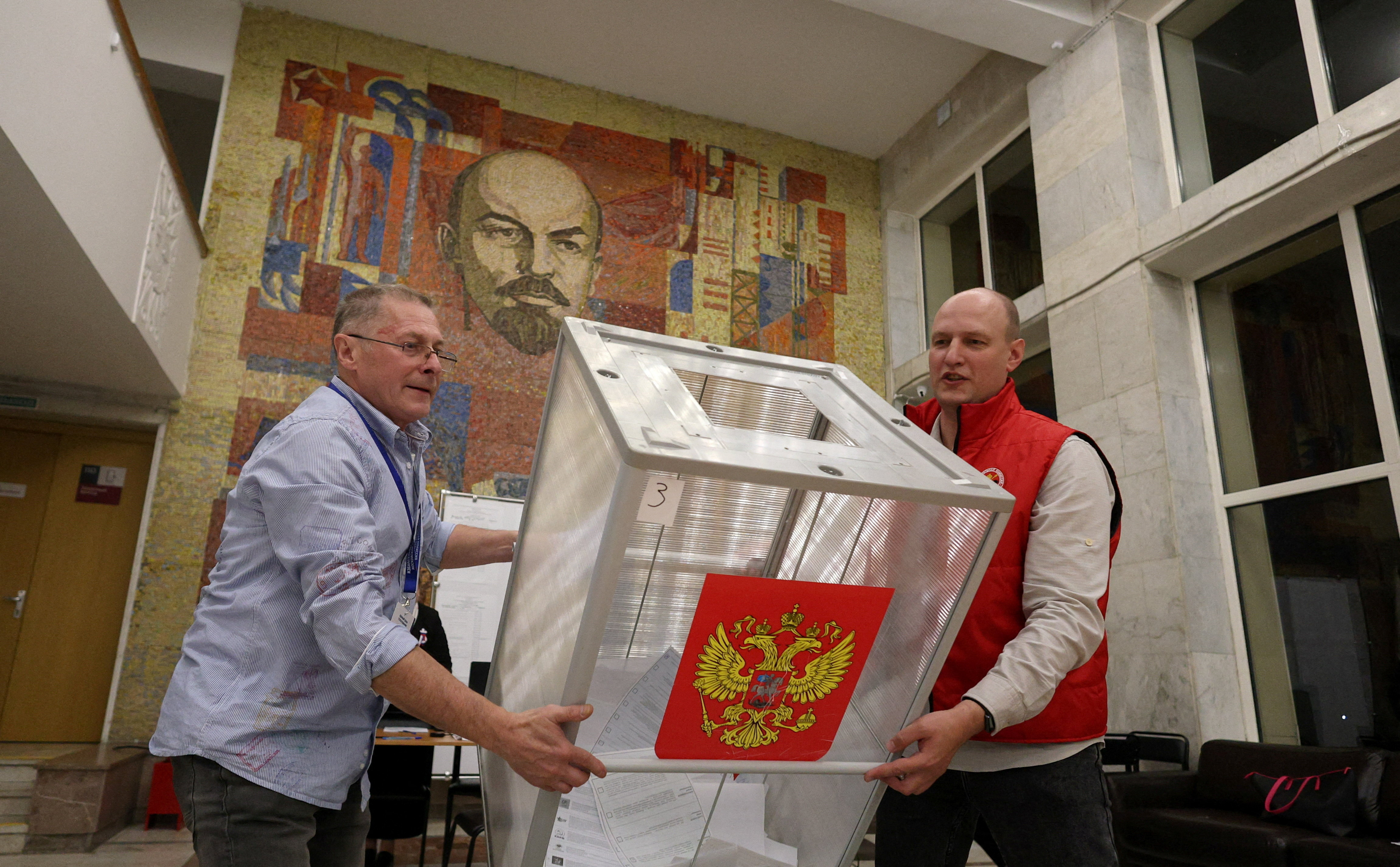 Members of a local electoral commission empty a ballot box , September 20, 2026. REUTERS/Ramil Sitdikov       TPX IMAGES OF THE DAY