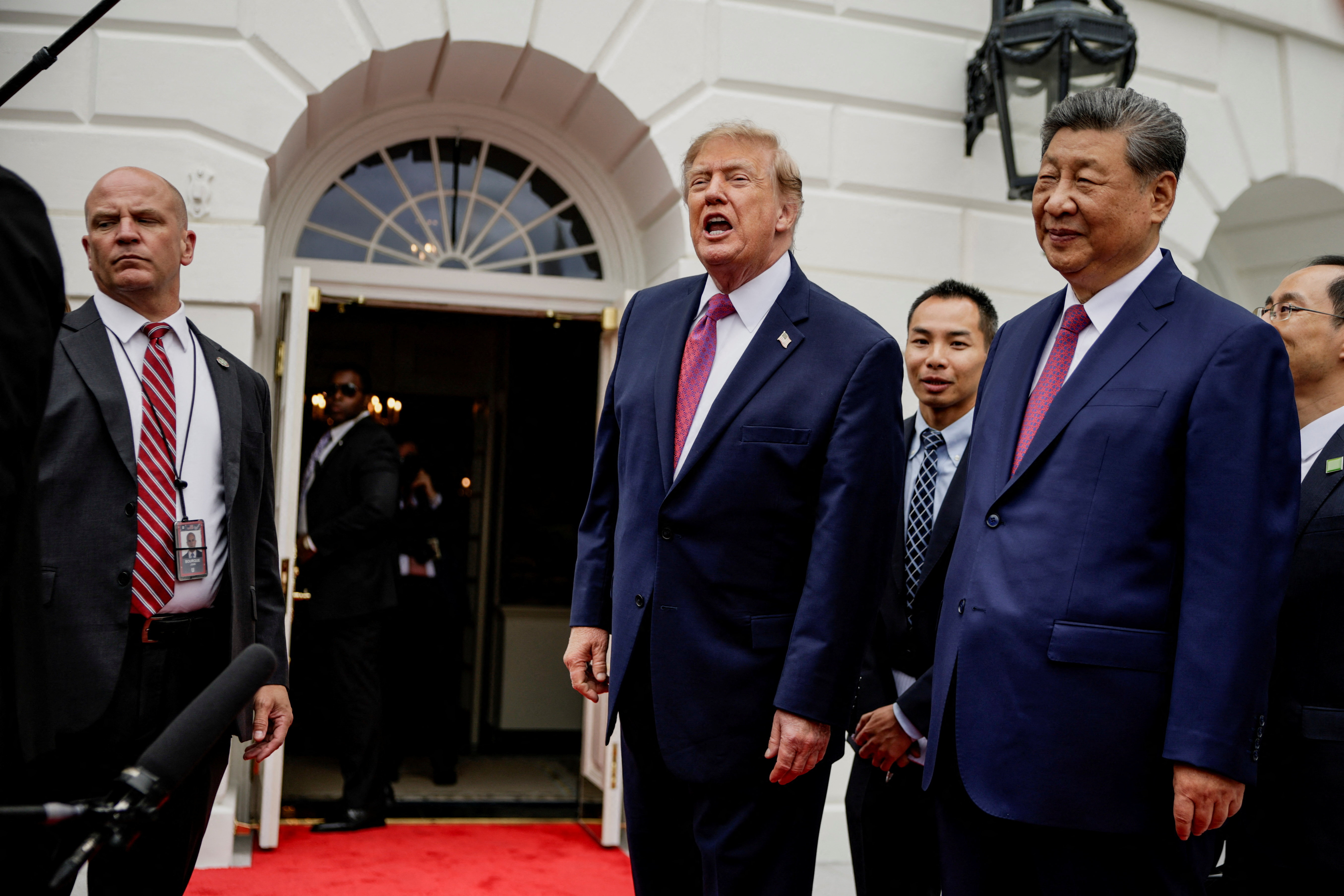 US President Donald Trump and Chinese President Xi Jinping interact with the media as they walk back to the White House in Washington, D.C., US, September 24, 2026. REUTERS/Evan Vucci