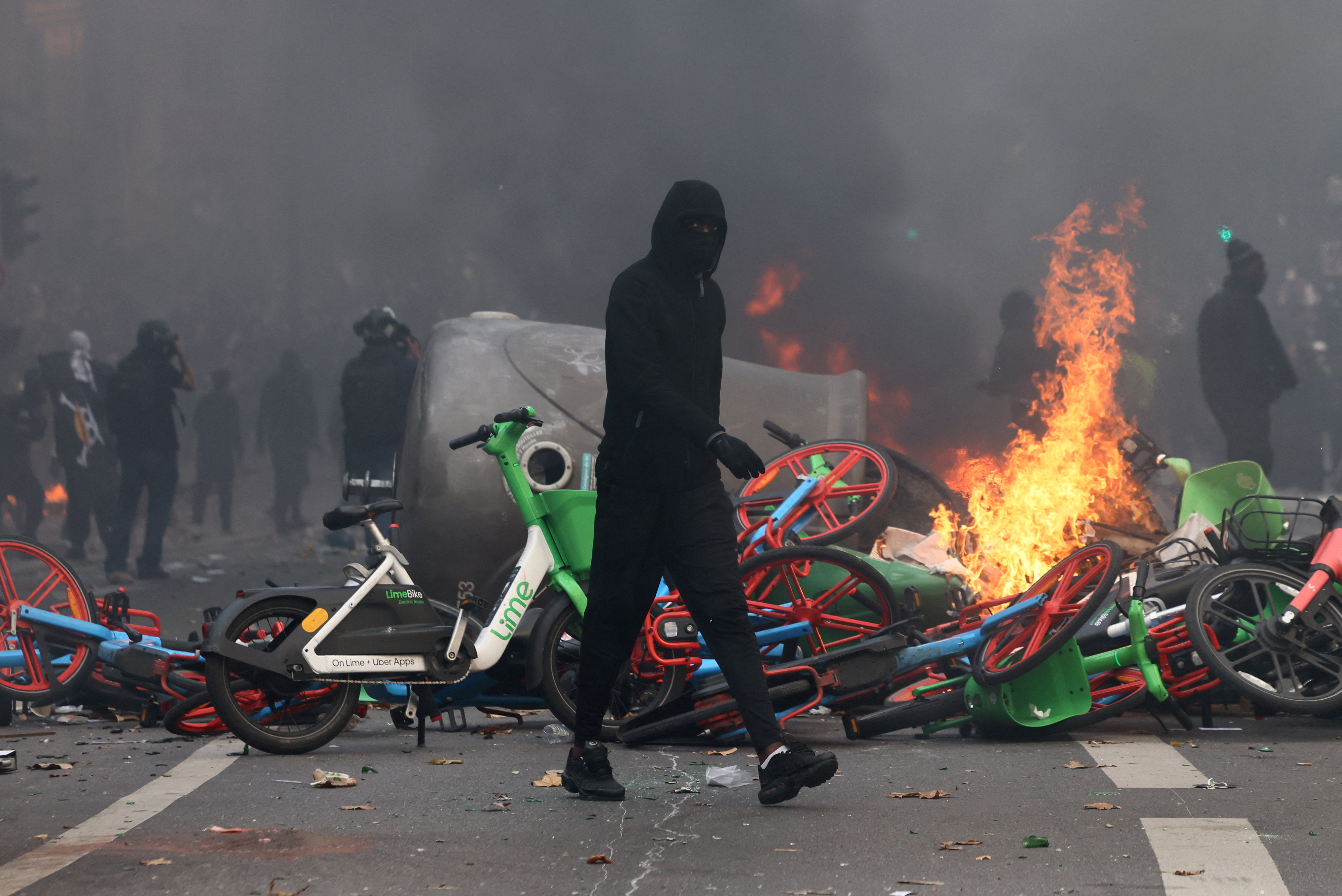 2026-10-17T192637Z_472002891_RC225OAWQBO5_RTRMADP_3_FRANCE-PROTEST