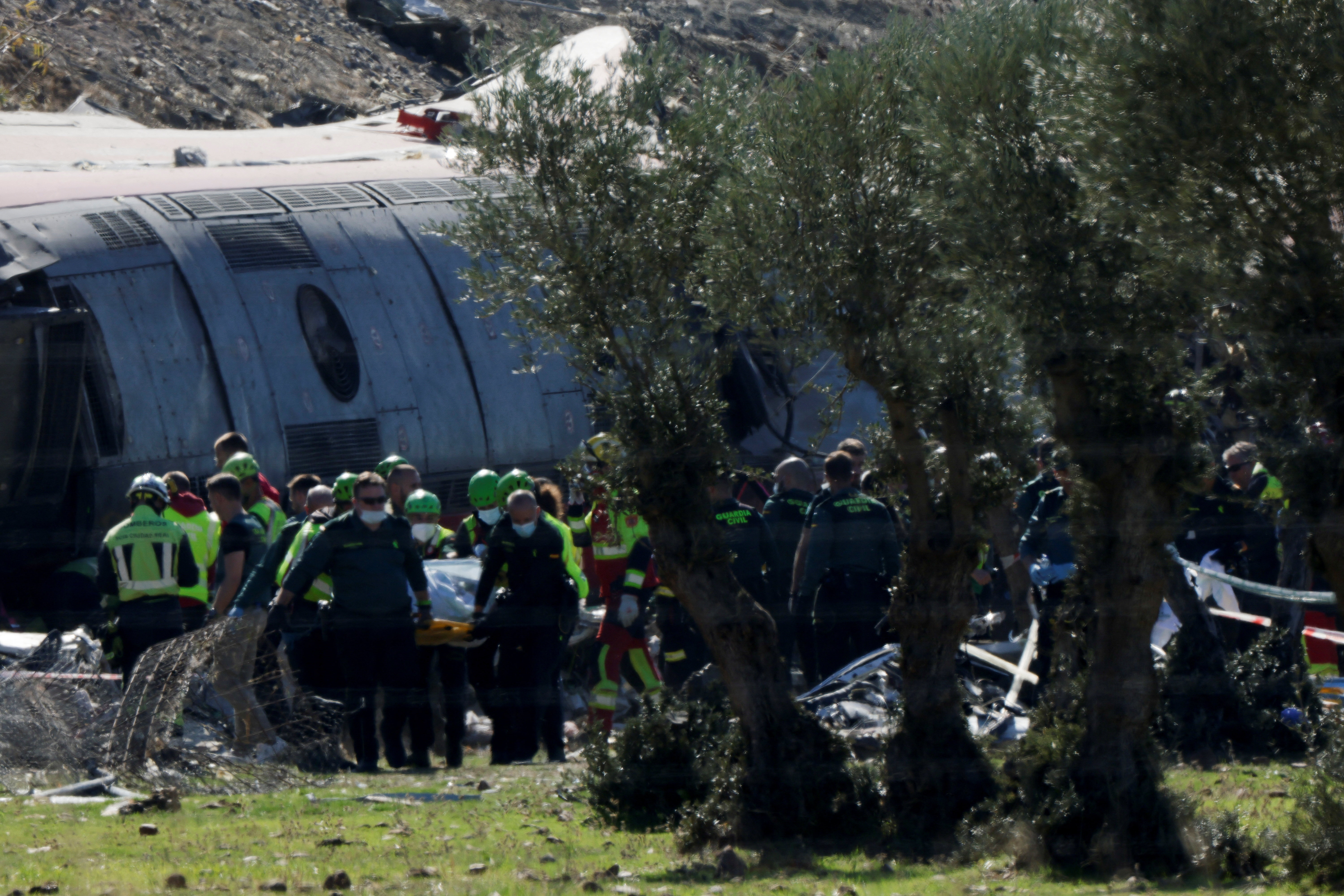 Rescue teams work at the site following the collision of two high-speed trains between the towns of Mora and Orgaz, near Toledo, Spain, October 28, 2026. REUTERS/Violeta Santos Moura