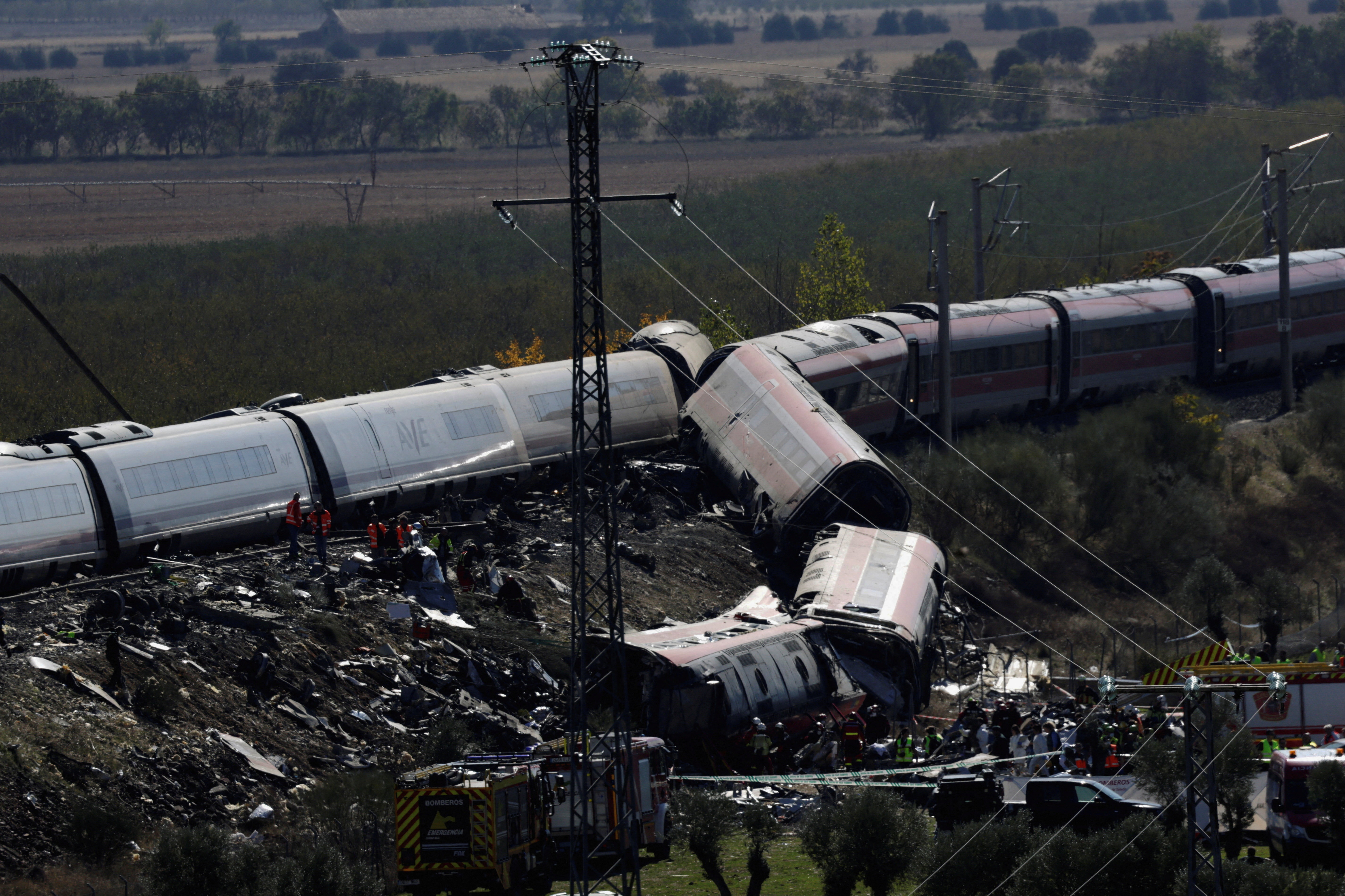 Rescue personnel work at the site of the collision of two high-speed trains between the towns of Mora and Orgaz, near Toledo, Spain, October 28, 2026. REUTERS/Violeta Santos Moura     TPX IMAGES OF THE DAY