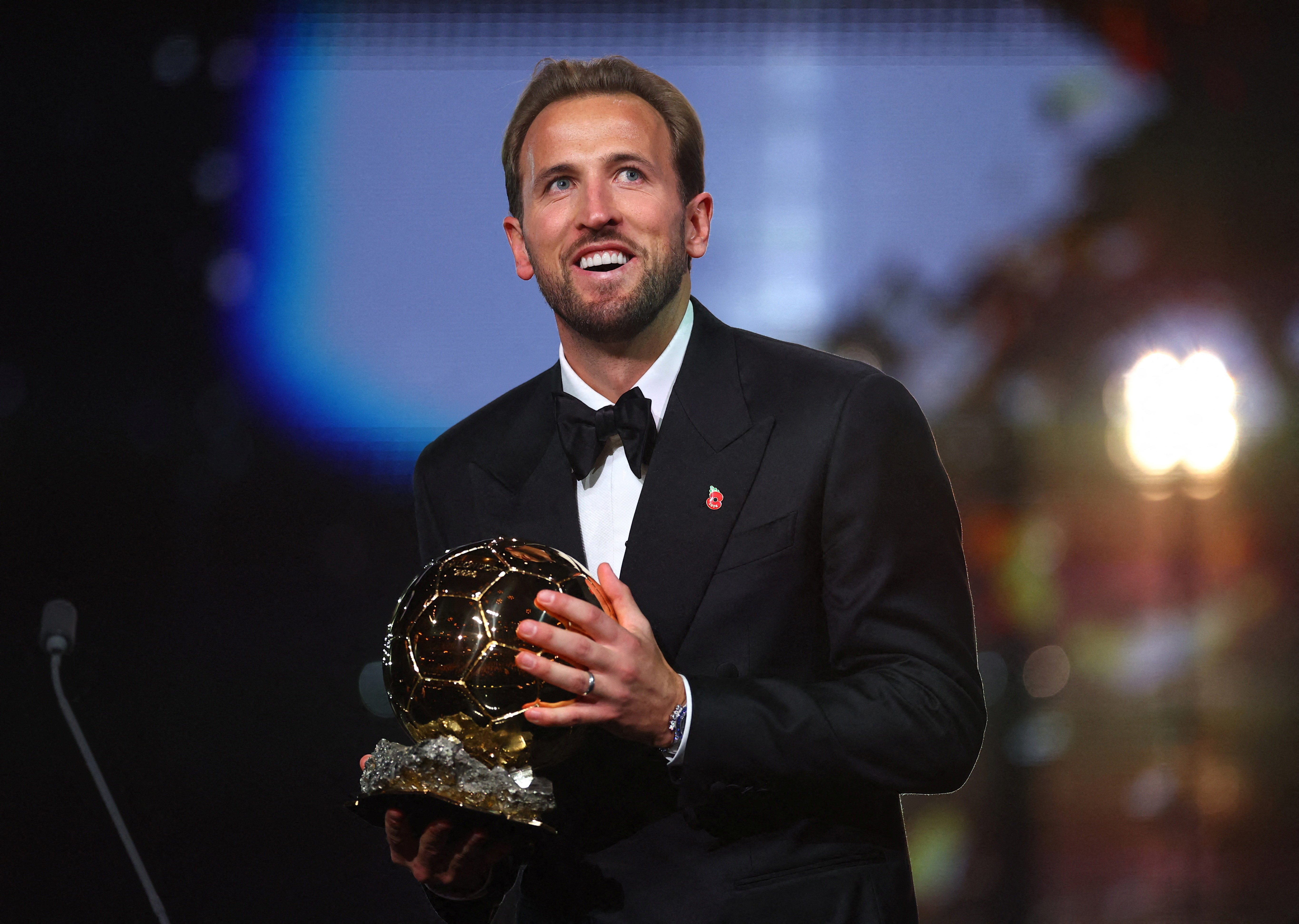 Soccer Football - Ballon d'Or - London Palladium, London, Britain - October 26, 2026 Bayern Munich's Harry Kane celebrates after winning the men's Ballon d'Or award Action Images via Reuters/Matthew Childs     TPX IMAGES OF THE DAY