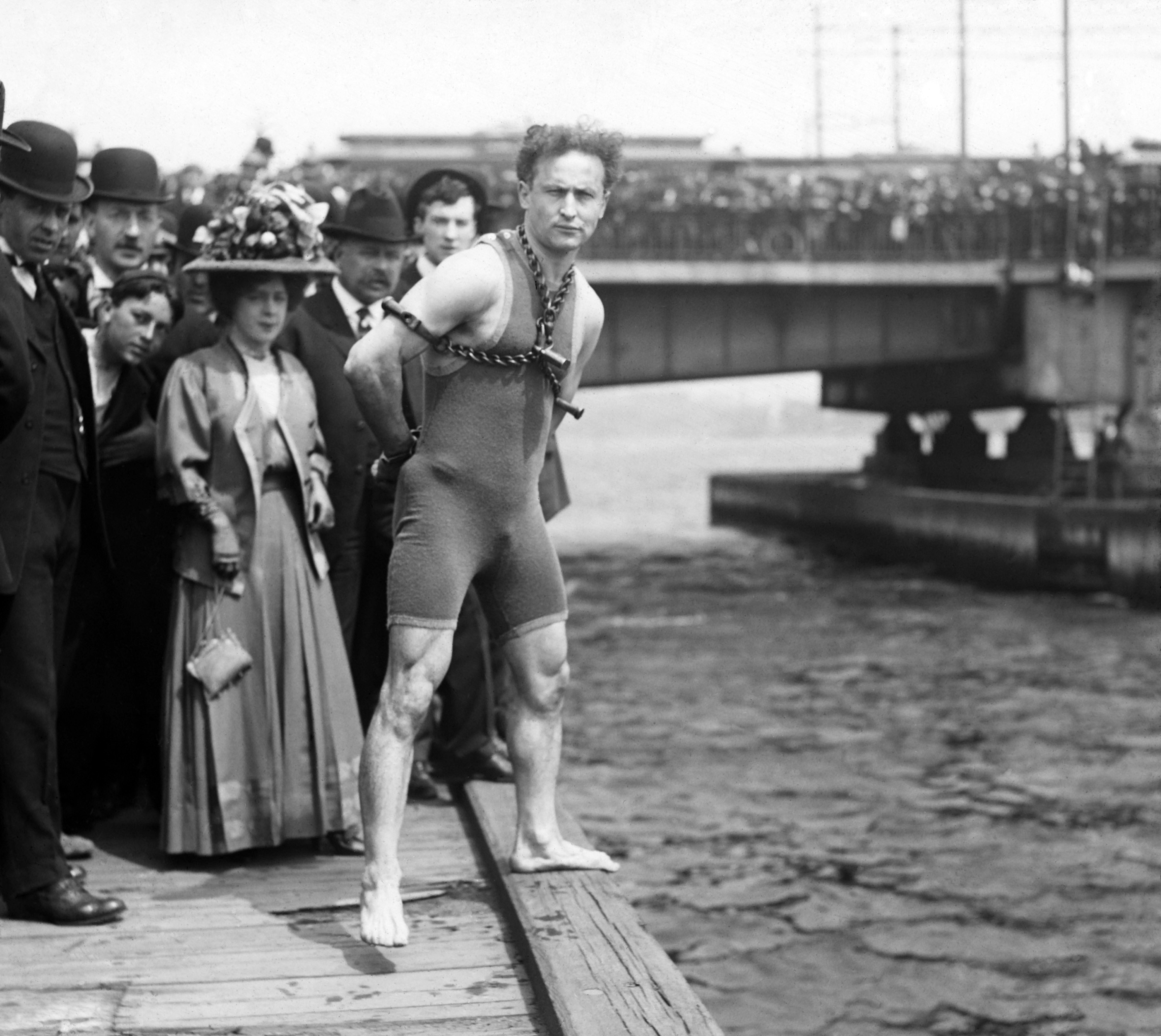 Harry_Houdini_jumps_from_Harvard_Bridge