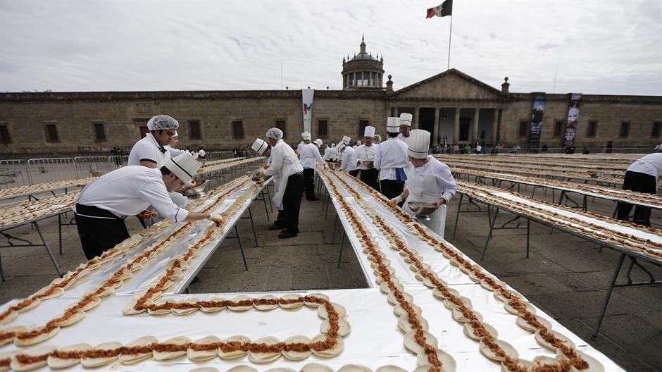 2015-02-16T002948Z_204358719_GM1EB2G0NHQ01_RTRMADP_3_MEXICO-ODDLY