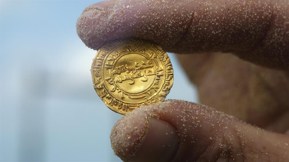 2015-02-18T124244Z_402674804_GM1EB2I1LGX01_RTRMADP_3_ISRAEL-TREASURE