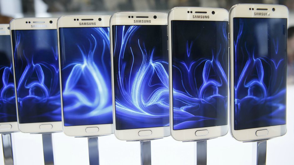 2015-03-01T194243Z_927403896_LR2EB311IQW1H_RTRMADP_3_TELECOMS-MWC-SAMSUNG-ELEC