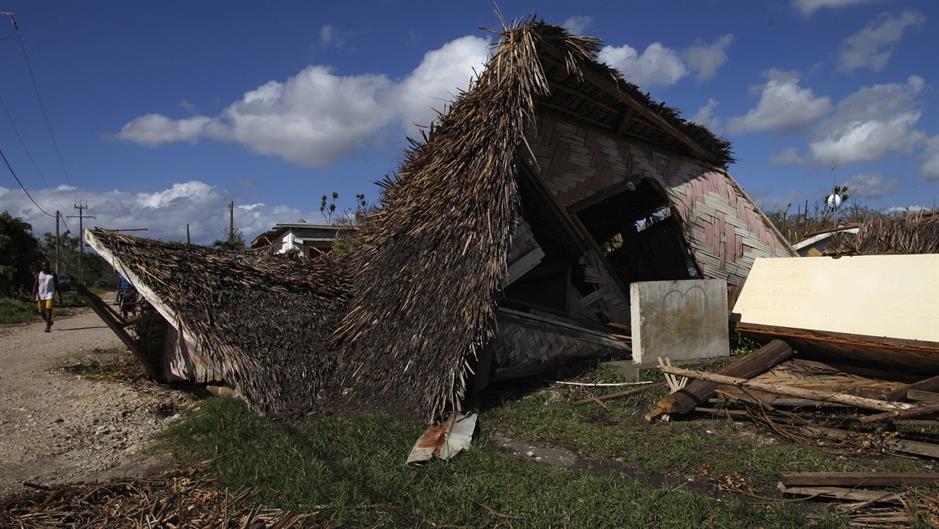 2015-03-17T052238Z_719376219_GM1EB3H10U401_RTRMADP_3_WEATHER-VANUATU-CYCLONE
