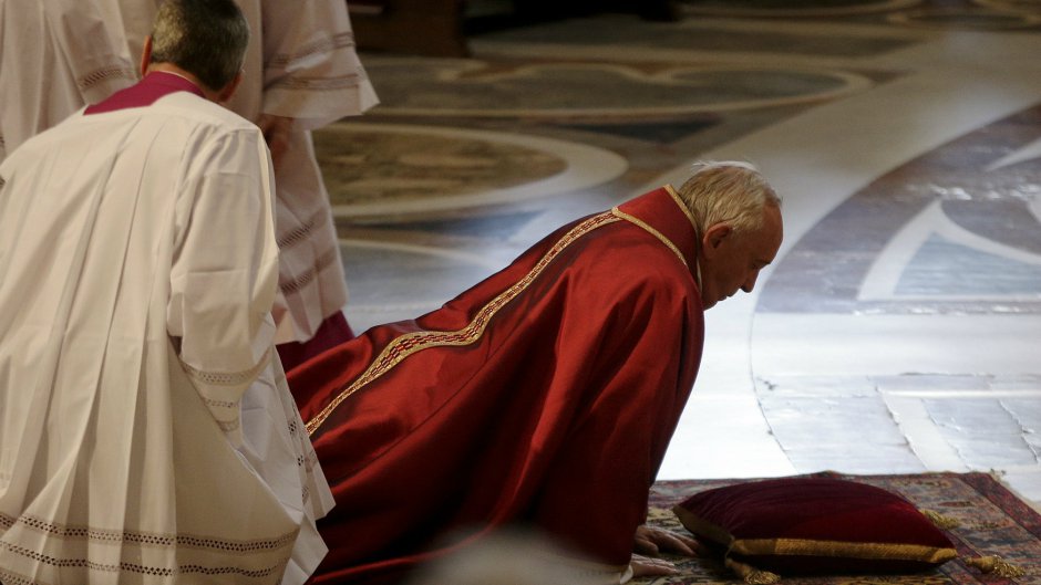 2015-04-03T152919Z_515196005_GF10000048609_RTRMADP_3_RELIGION-EASTER-POPE-GOODFRIDAY