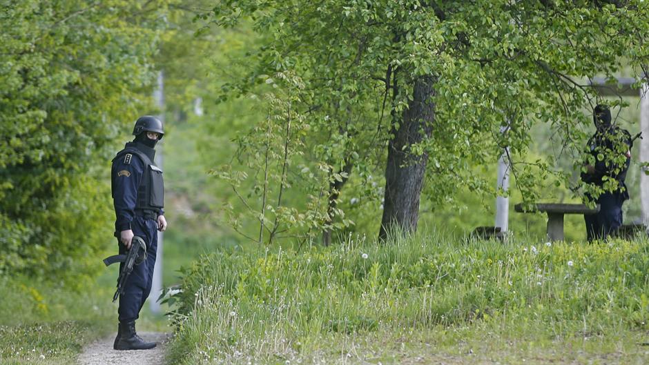 2015-04-28T054831Z_1985665270_GF10000075589_RTRMADP_3_BOSNIA-POLICE-ATTACK