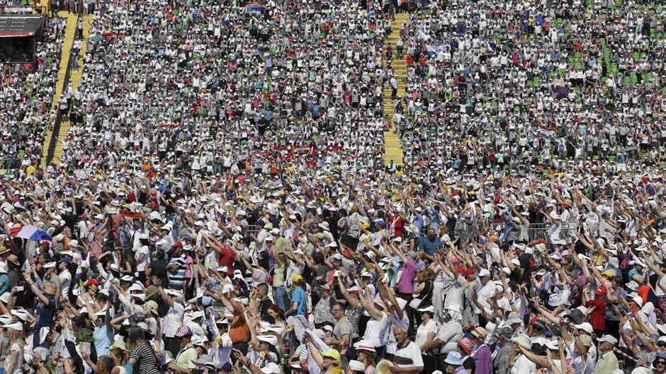 2015-06-06T084240Z_1823303622_LR1EB660O6T83_RTRMADP_3_BOSNIA-POPE