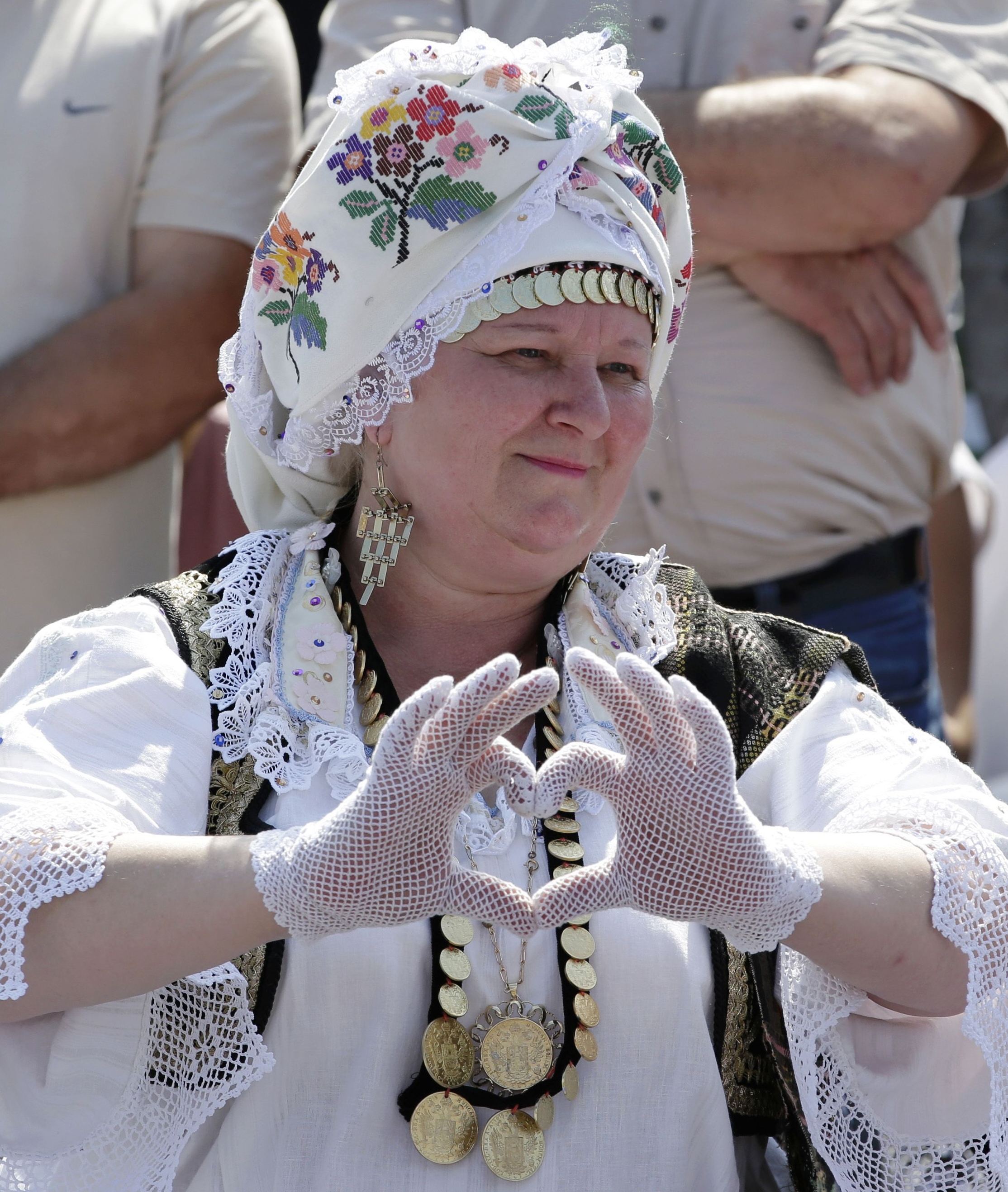 2015-06-06T084434Z_1665357233_LR1EB660OA085_RTRMADP_3_BOSNIA-POPE