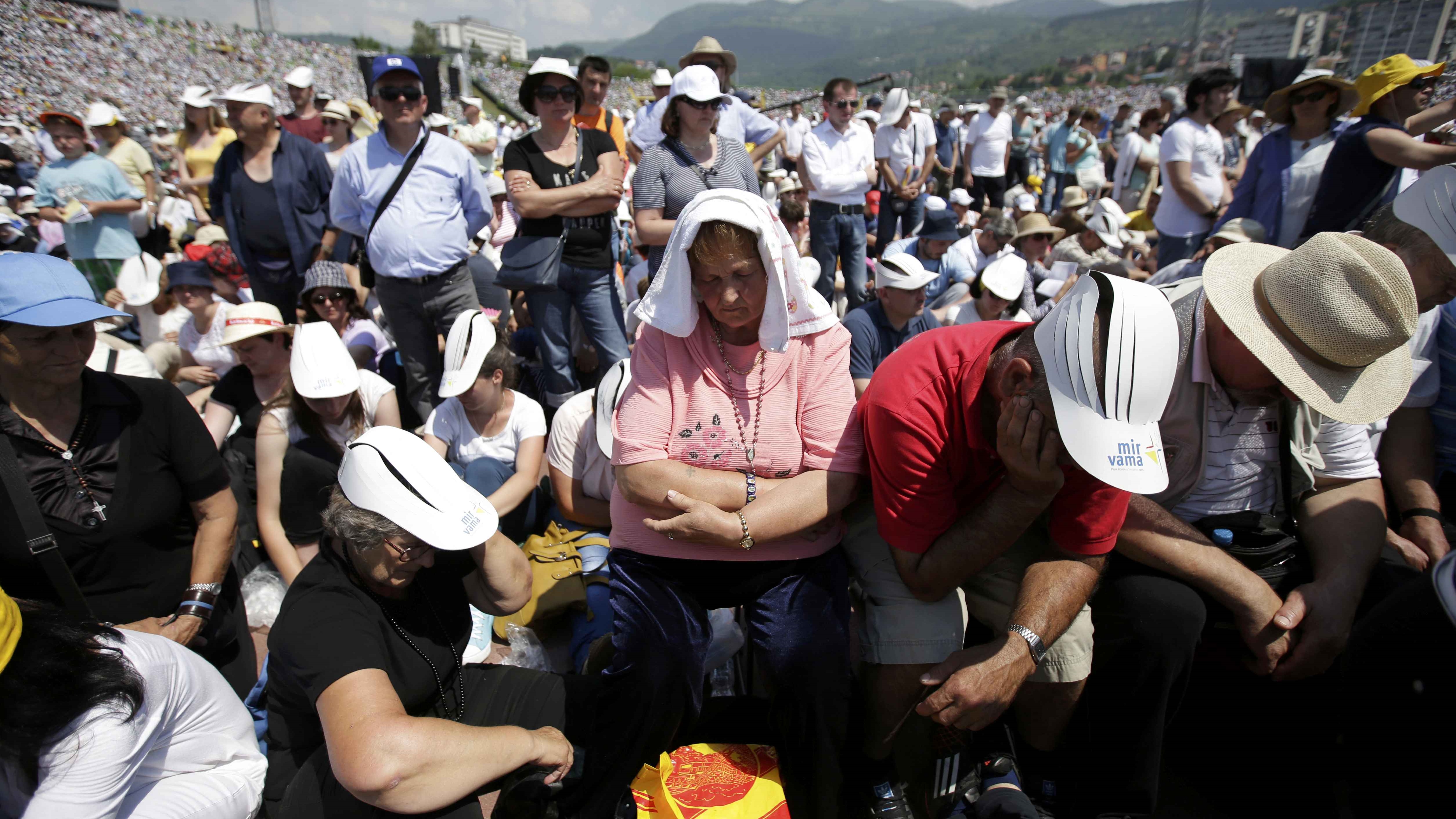 2015-06-06T102310Z_526475388_LR1EB660SUBAS_RTRMADP_3_BOSNIA-POPE