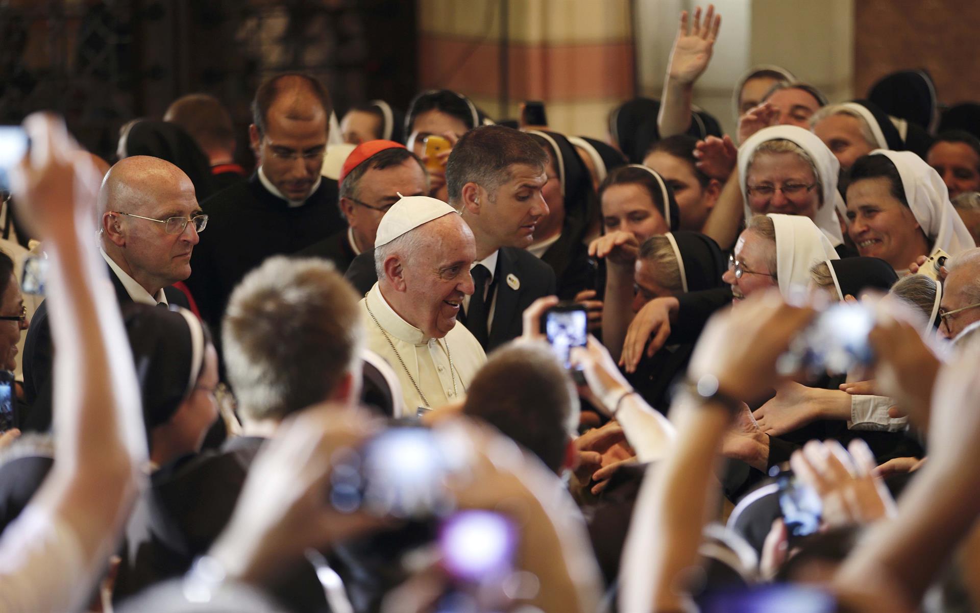 2015-06-06T150018Z_1493263054_LR1EB6615O7ST_RTRMADP_3_BOSNIA-POPE