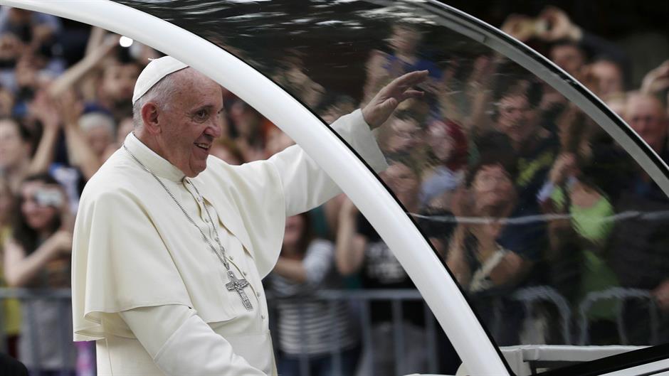 2015-06-06T160312Z_759903925_LR1EB6618L2YE_RTRMADP_3_BOSNIA-POPE