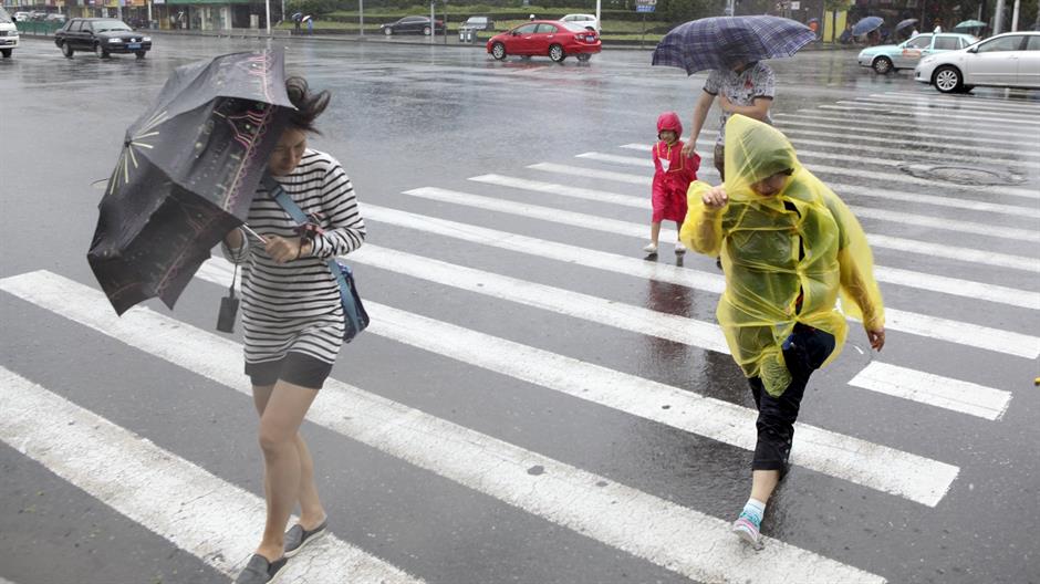 2015-07-11T073920Z_2097949096_GF10000155955_RTRMADP_3_CHINA-TYPHOON(1)