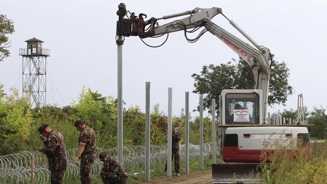 2015-09-23T060221Z_109768070_GF10000215820_RTRMADP_2_EUROPE-MIGRANTS-HUNGARY-FENCE