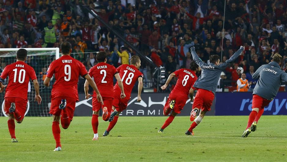 2015-10-13T210112Z_1704536989_LR2EBAD1MDQGG_RTRMADP_3_SOCCER-EURO