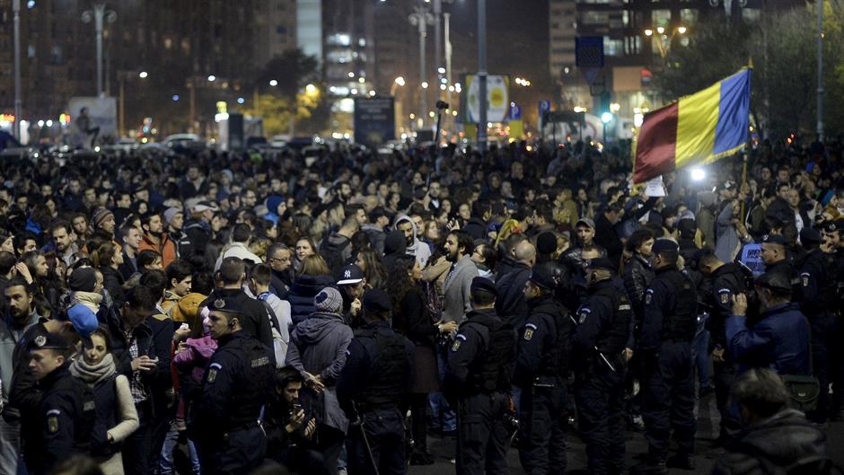 2015-11-03T190539Z_1383316754_GF20000044405_RTRMADP_3_ROMANIA-FIRE