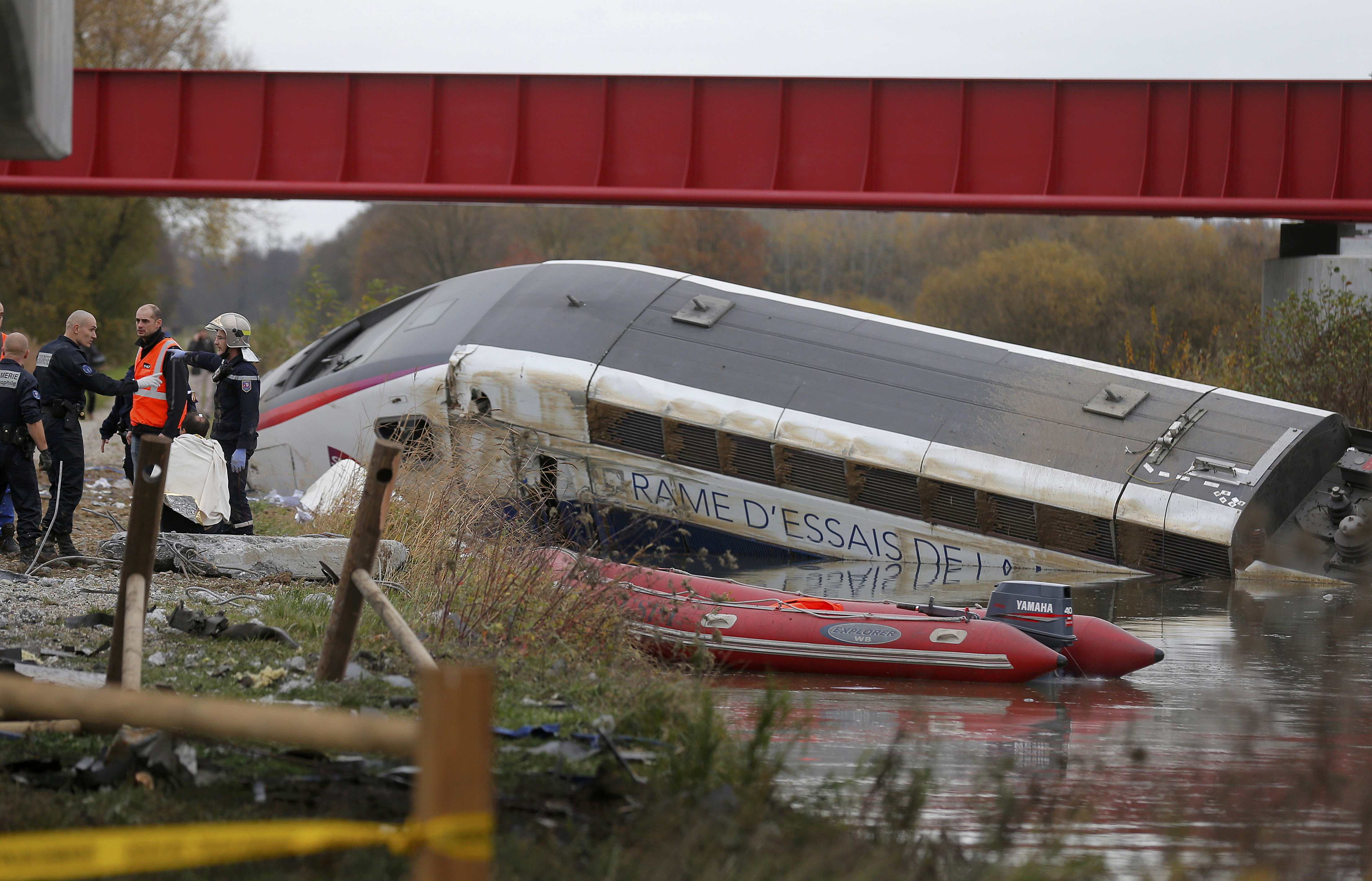 2015-11-14T152400Z_140383335_LR1EBBE16RPFP_RTRMADP_3_FRANCE-CRASH