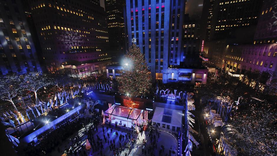 2015-12-03T040637Z_298221063_GF20000083148_RTRMADP_3_CHRISTMAS-SEASONS-TREE