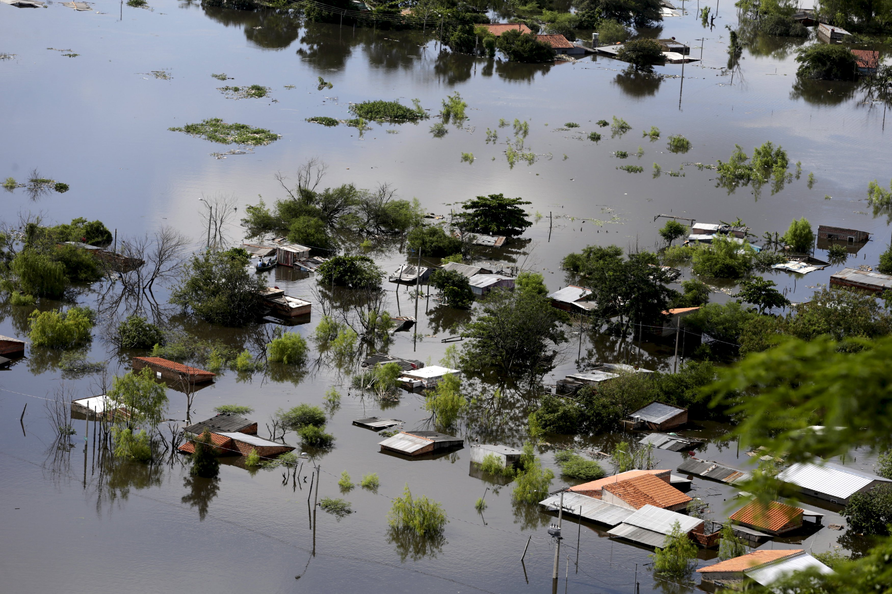 2015-12-26T201306Z_2068362974_GF10000276604_RTRMADP_3_LATAM-FLOODS