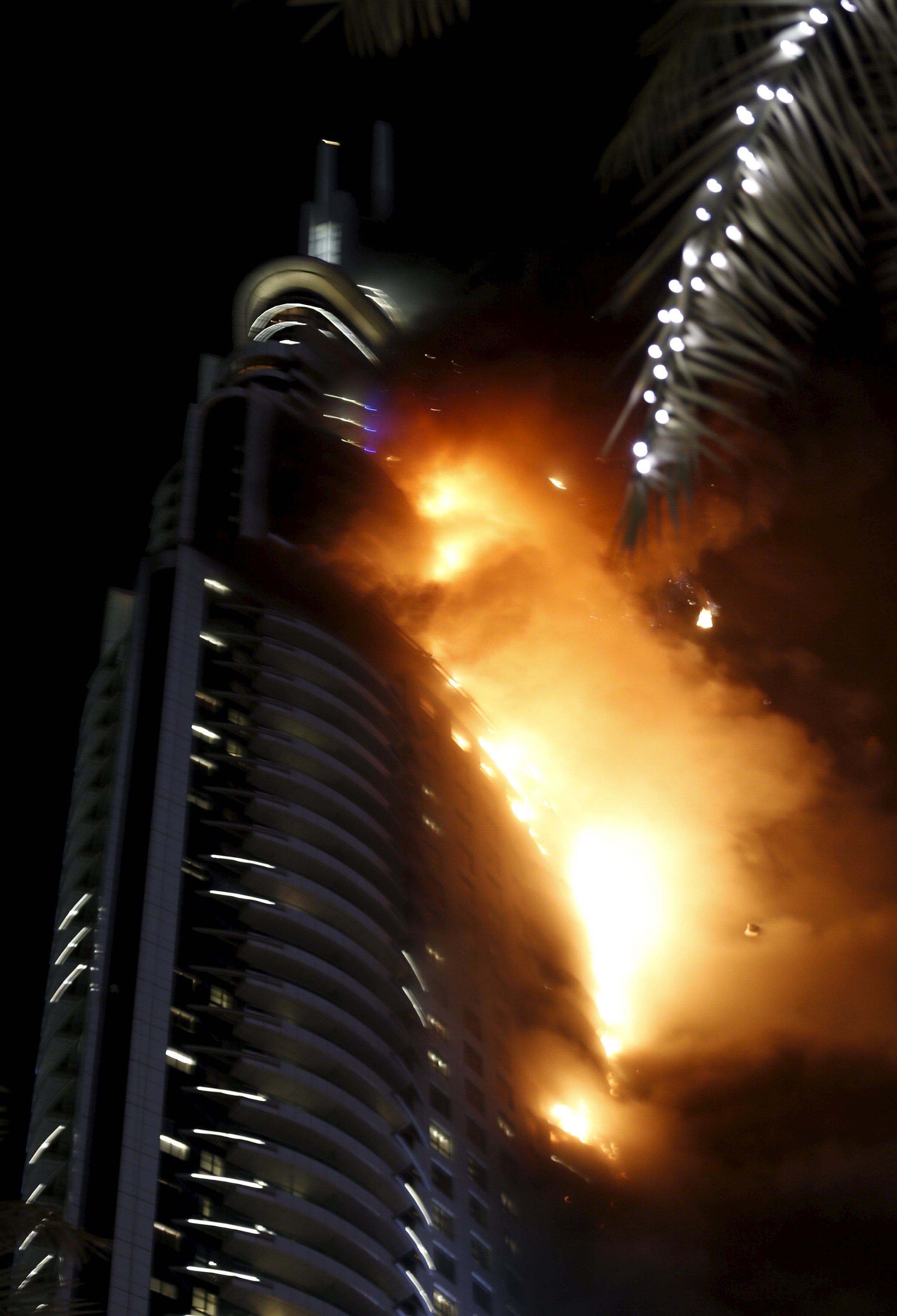 2015-12-31T182531Z_2005847683_GF10000279729_RTRMADP_3_EMIRATES-DUBAI-FIRE