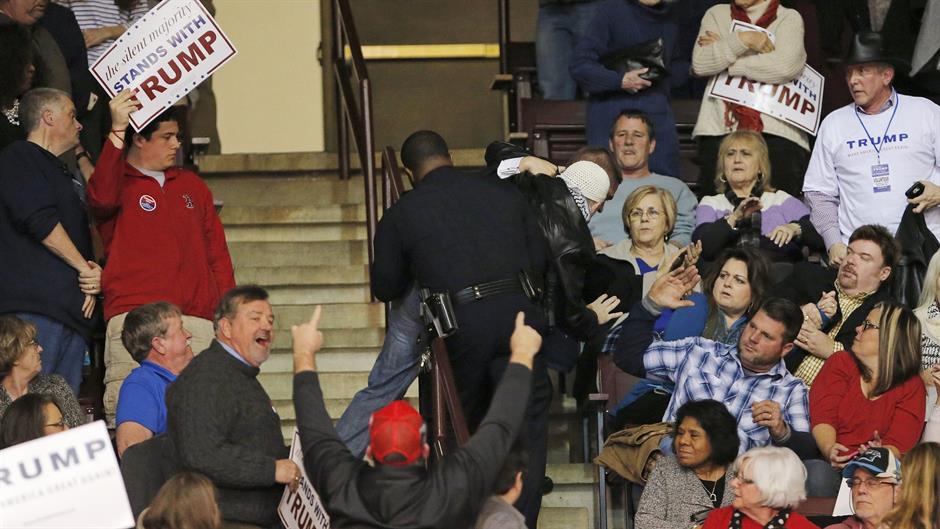 2016-01-09T011230Z_566876442_GF20000088403_RTRMADP_3_USA-ELECTIONS-TRUMP