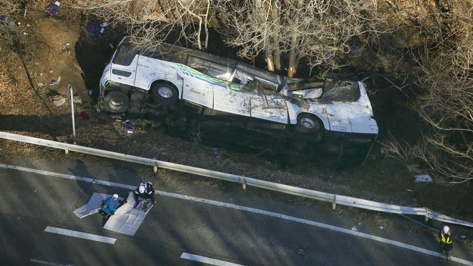 2016-01-15T050856Z_1714364303_GF20000095425_RTRMADP_3_JAPAN-BUSCRASH