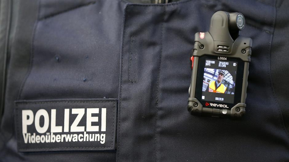 2016-02-03T142707Z_1752236377_LR1EC23144XCR_RTRMADP_3_GERMANY-CARNIVAL-SECURITY