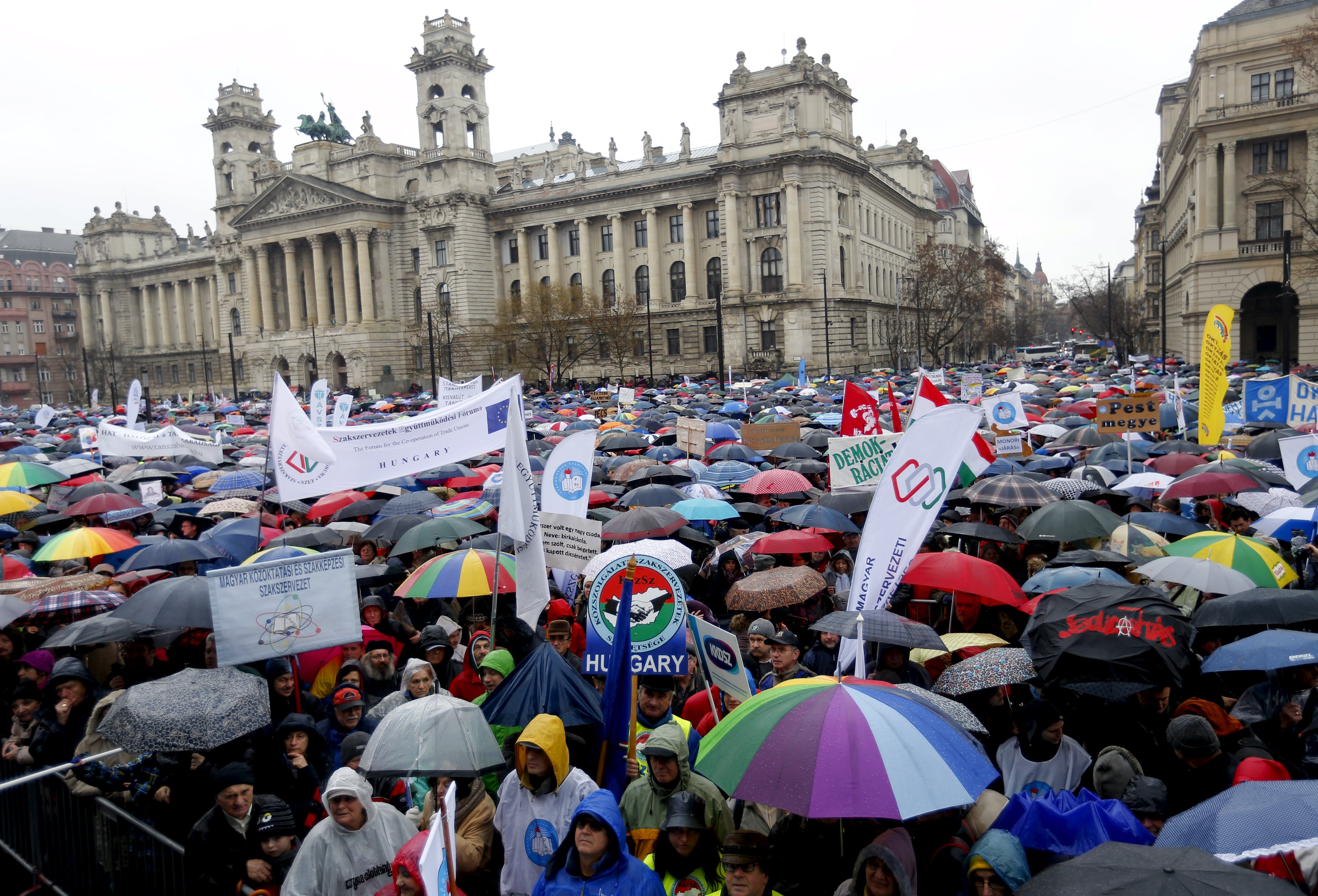 2016-02-13T113648Z_697898382_GF10000306853_RTRMADP_3_HUNGARY-PROTESTS