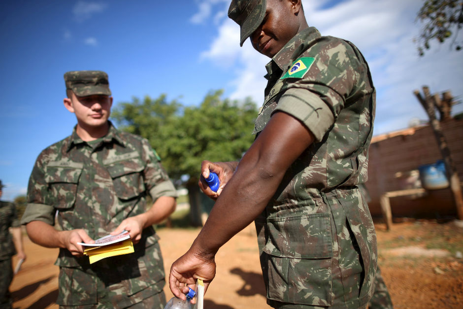 2016-02-13T141019Z_119524884_GF10000306972_RTRMADP_3_HEALTH-ZIKA-MILITARY