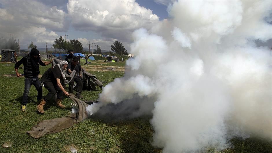 2016-04-10T164123Z_1007666329_GF10000377833_RTRMADP_3_EUROPE-MIGRANTS-GREECE-TEARGAS