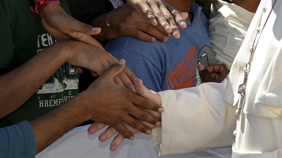 2016-04-16T105144Z_382915947_GF10000384291_RTRMADP_3_EUROPE-MIGRANTS-POPE-LESBOS