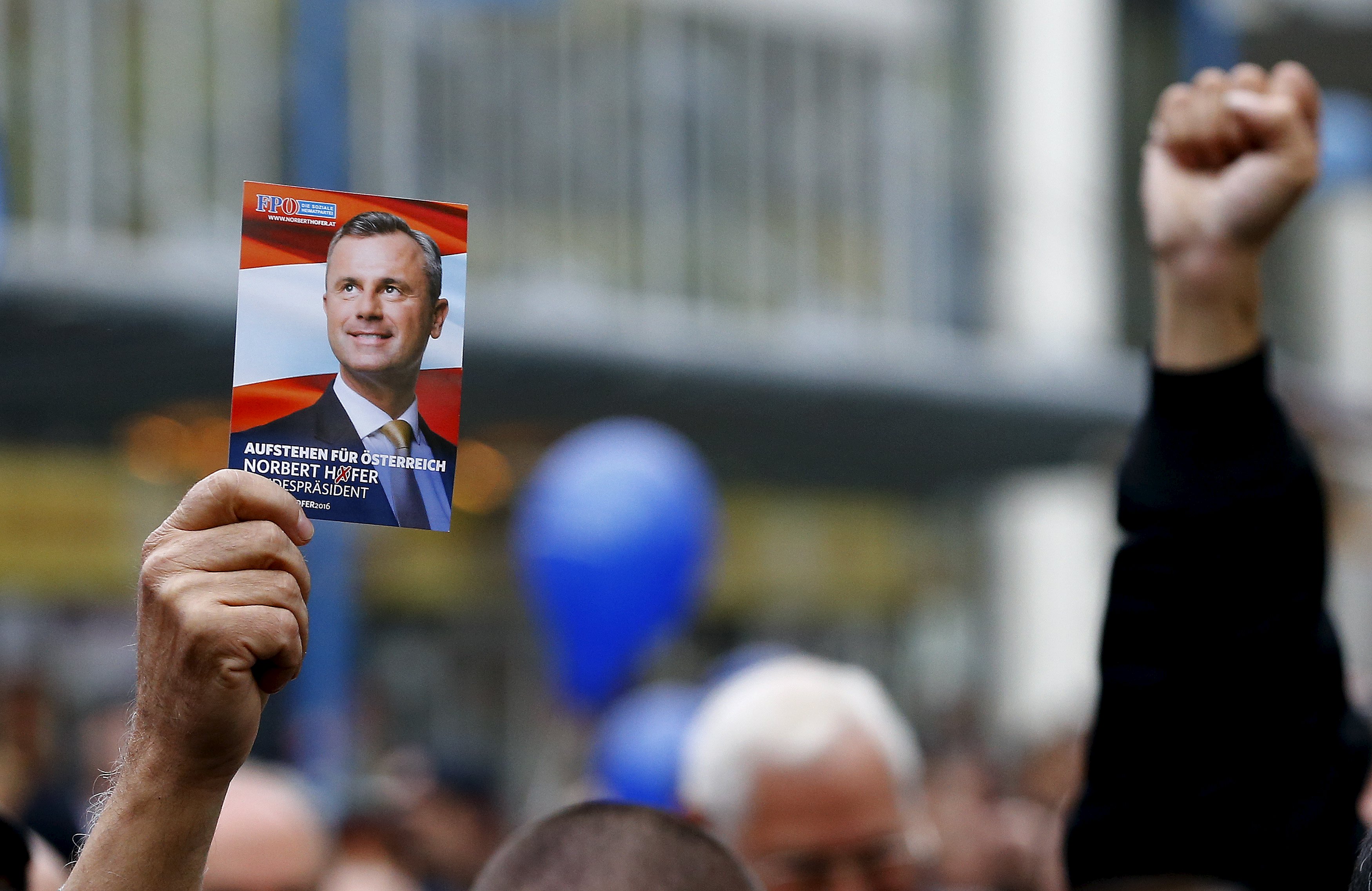 2016-04-18T194550Z_1025133841_GF10000387349_RTRMADP_3_AUSTRIA-POLITICS