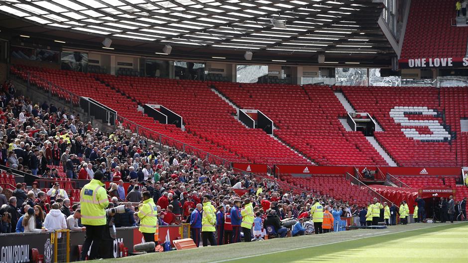 2016-05-15T141013Z_106323013_MT1ACI14383197_RTRMADP_3_SOCCER-ENGLAND-MUN-BOU