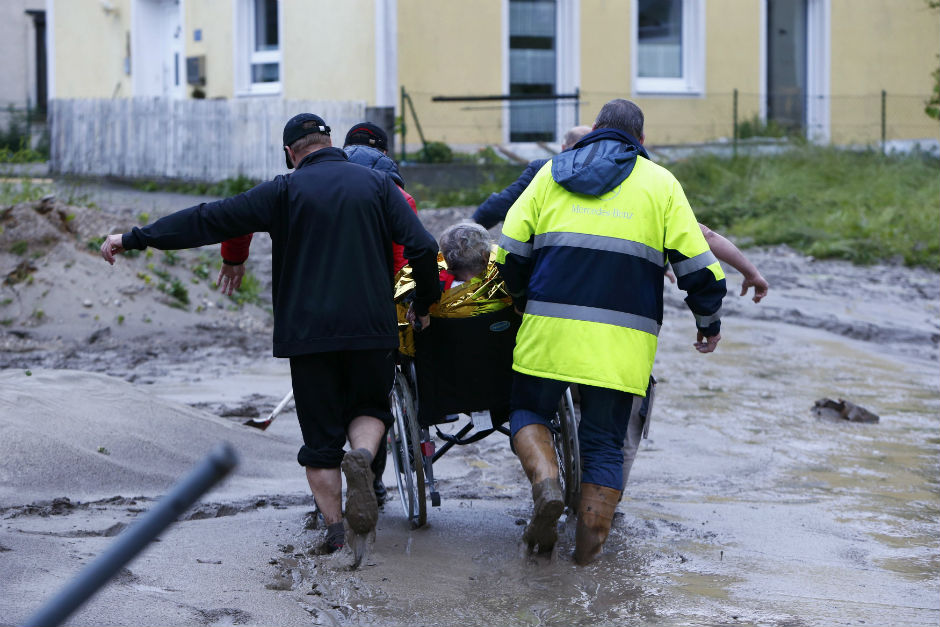2016-06-01T195909Z_488490626_LR1EC611JIAAR_RTRMADP_3_GERMANY-FLOODING