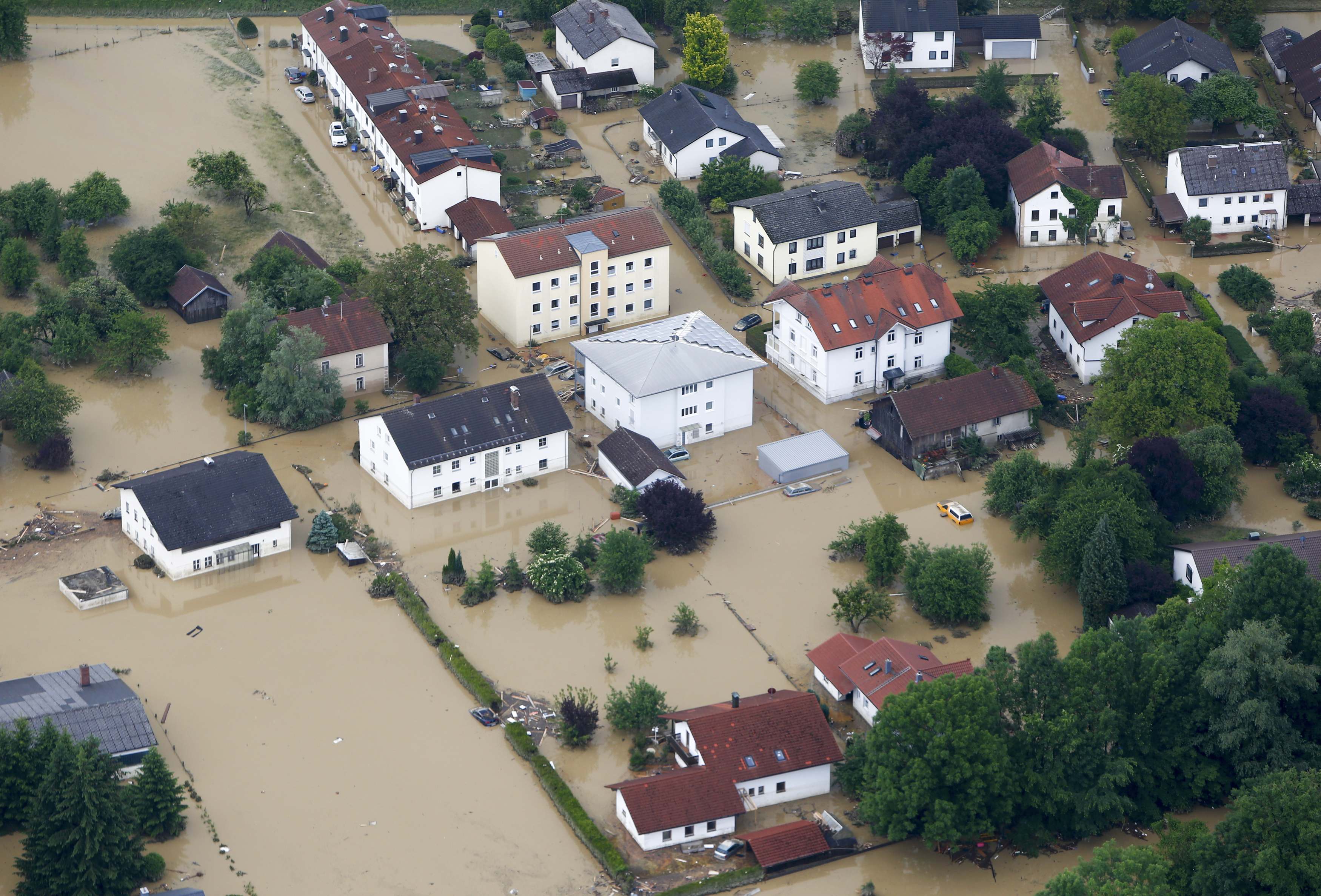 2016-06-02T105938Z_713693106_LR1EC620UJ2GX_RTRMADP_3_GERMANY-FLOODING