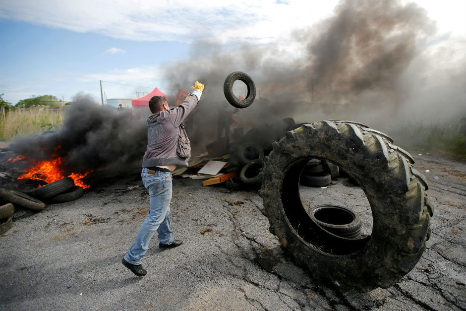 2016-06-10T104838Z_2074489613_D1AETJBXVQAA_RTRMADP_3_FRANCE-POLITICS-OIL